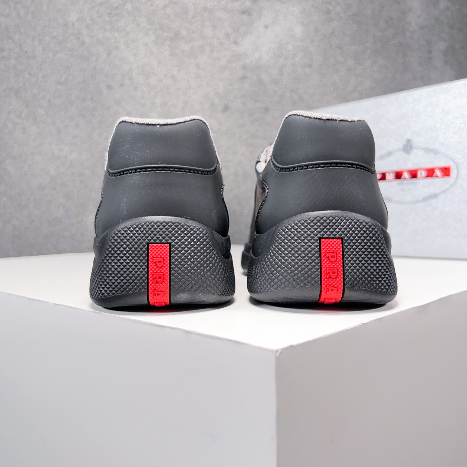. PRAD* New Leather Sneakers Minimalist White Shoes Desde el siglo XIX, la piel brillante utilizada 