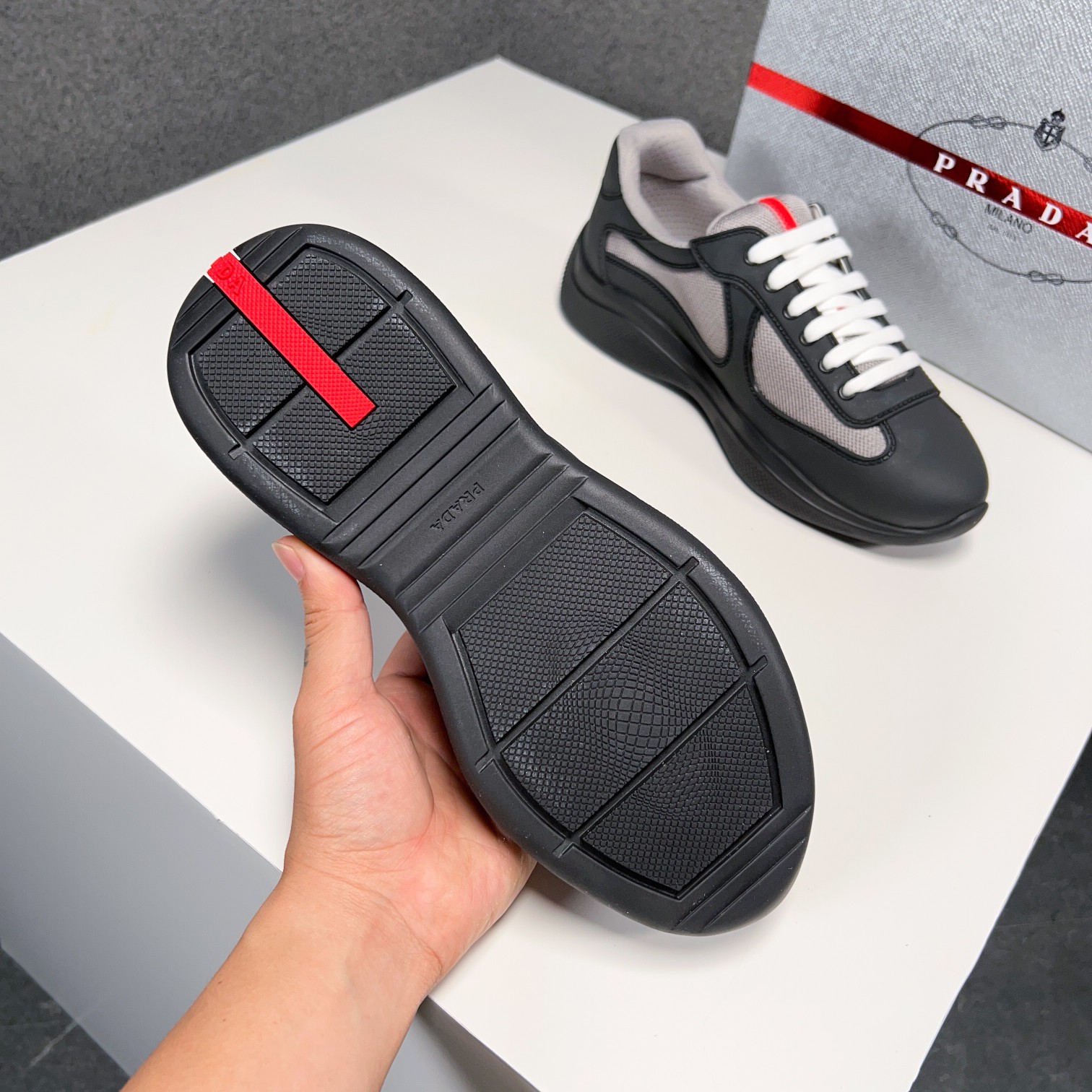 . PRAD* New Leather Sneakers Minimalist White Shoes Desde el siglo XIX, la piel brillante utilizada 