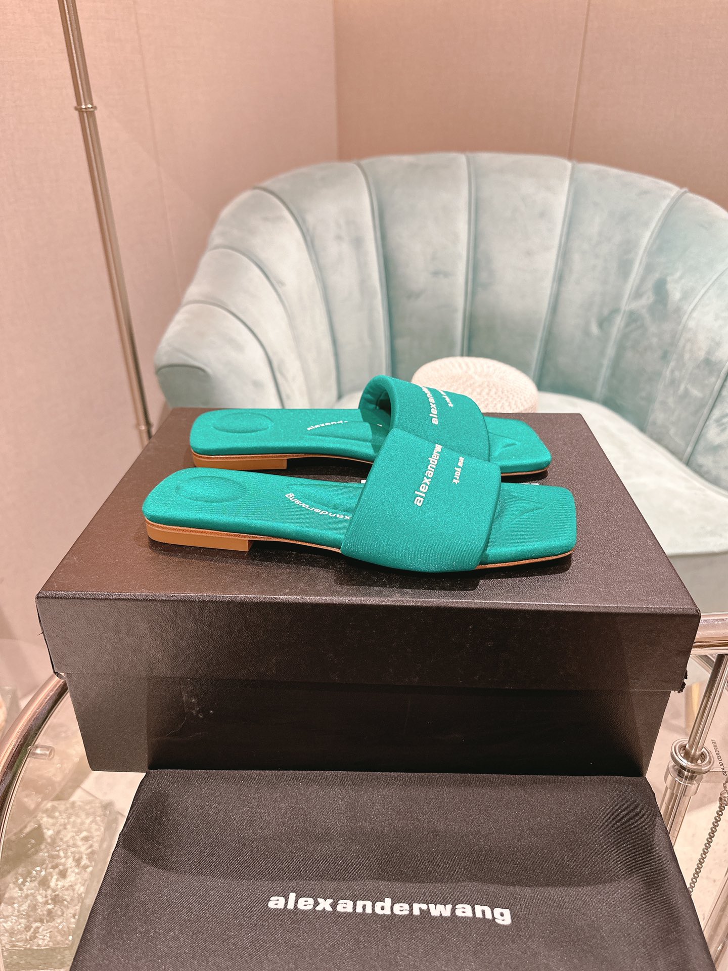 NO:496127,[Exclusive top version] A*lexander~ Wang Yalisander ·Wang Chunxia’s latest hit series... [Square-head letter flat-soled sandals] Slipper counter synchronization, market exclusive original single packaging, original single single veneer bag!  This summer, you must have a pair of king shoes... Upper: Original custom high mercerated fabric offset printing LOGUO process Fighting: Original custom high mercerated fabric Outsole: Imported Italian leather combination outsole Heel height: 1cm Size: 35-39 (34.40.41 custom-made without return) Packaging: Original full set of packaging Color: 7 colors synchronized on the official website, slippers, alexander wang, slippers19860909【独家顶级版本】 A*lexander~ Wang亚力山大 ·王春夏最新爆款系列……【方头字母平底凉拖】 拖鞋专柜同步,市场独家原单包装,原单贴皮布袋！这个夏季必须拥有一双大王鞋子…… 鞋面:原版订制高丝光布料胶印LOGUO工艺 垫脚:原版定制高丝光布料 大底:进口意大利真皮组合大底 跟高:1cm 码数:35-39（34.40.41定制不退换） 包装:原版全套包装 颜色:官网同步7色出,拖鞋,alexander wang,slippers,Women's Shoes