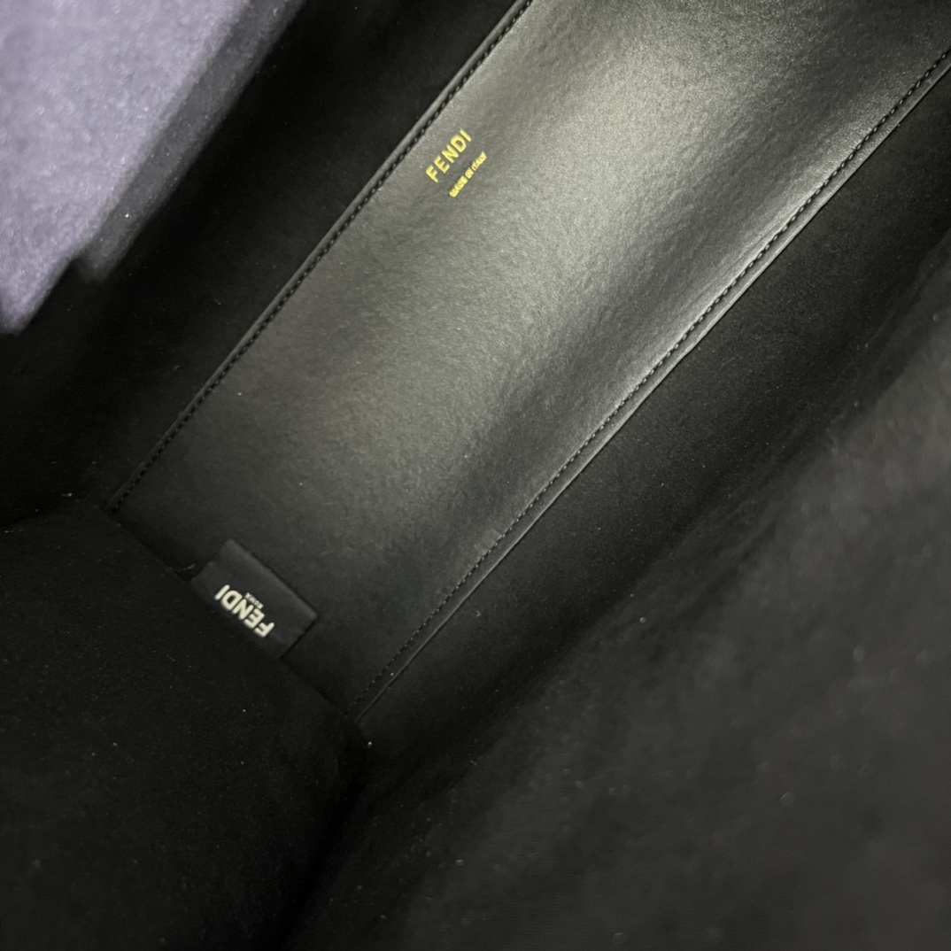 。官网最新颜色到货：🆕🆕🆕🆕FÉŃĎI TOTE 托特包“阳光手提袋”
简单字母LOGO设计，琥珀色双手