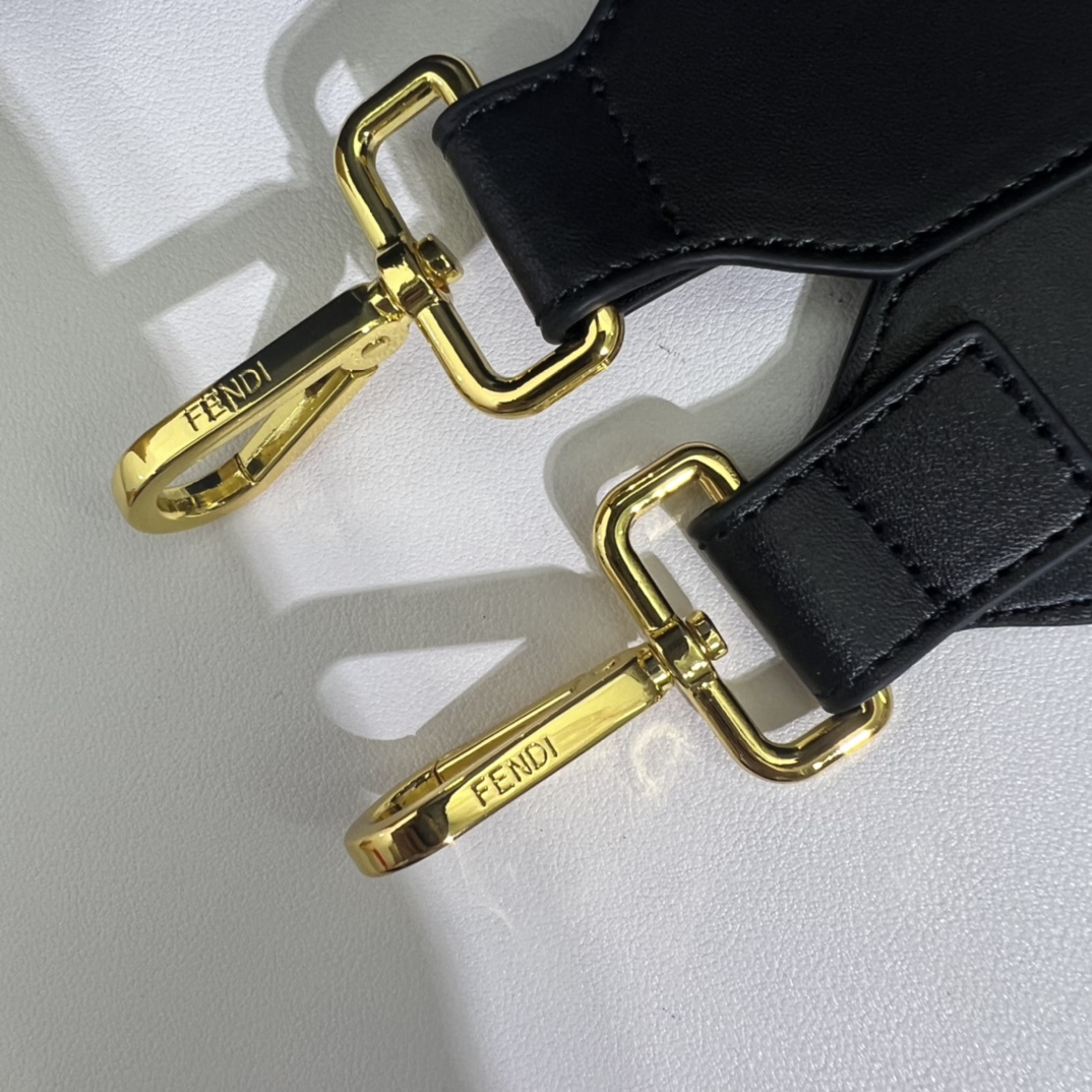 。官网最新颜色到货：🆕🆕🆕🆕FÉŃĎI TOTE 托特包“阳光手提袋”
简单字母LOGO设计，琥珀色双手