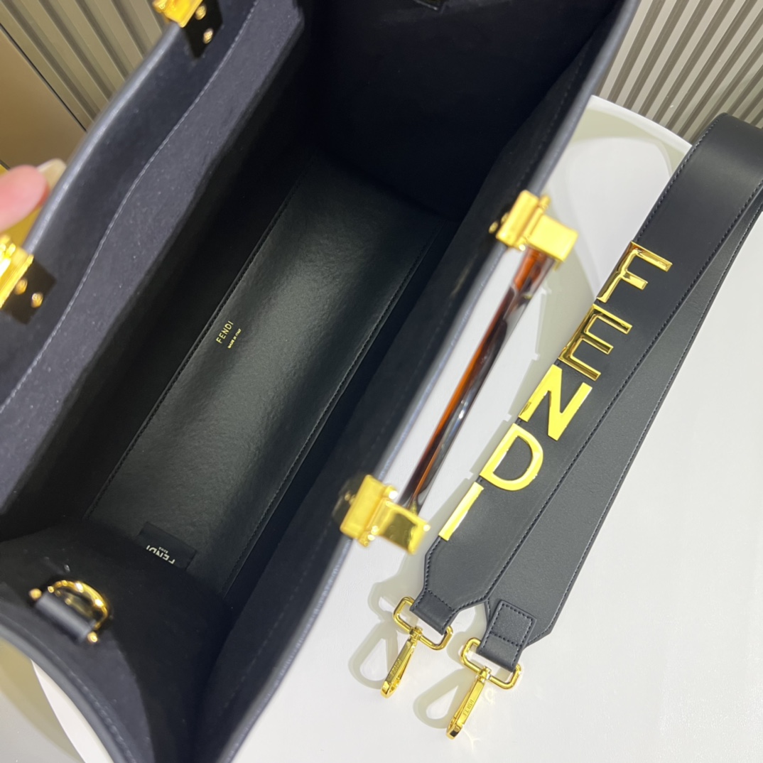 。官网最新颜色到货：🆕🆕🆕🆕FÉŃĎI TOTE 托特包“阳光手提袋”
简单字母LOGO设计，琥珀色双手