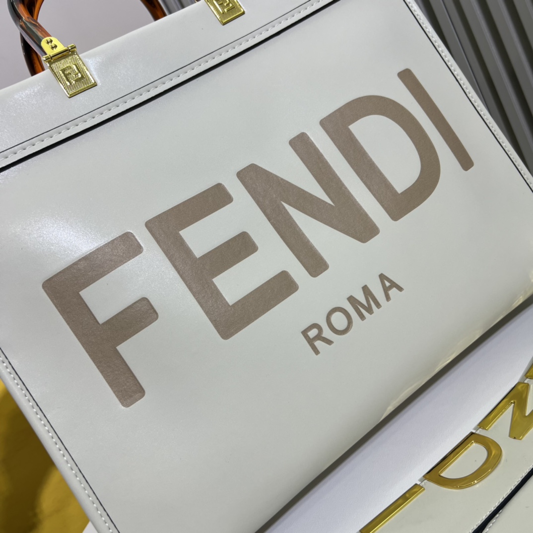 。官网最新颜色到货：🆕🆕🆕🆕FÉŃĎI TOTE 托特包“阳光手提袋”
简单字母LOGO设计，琥珀色双手