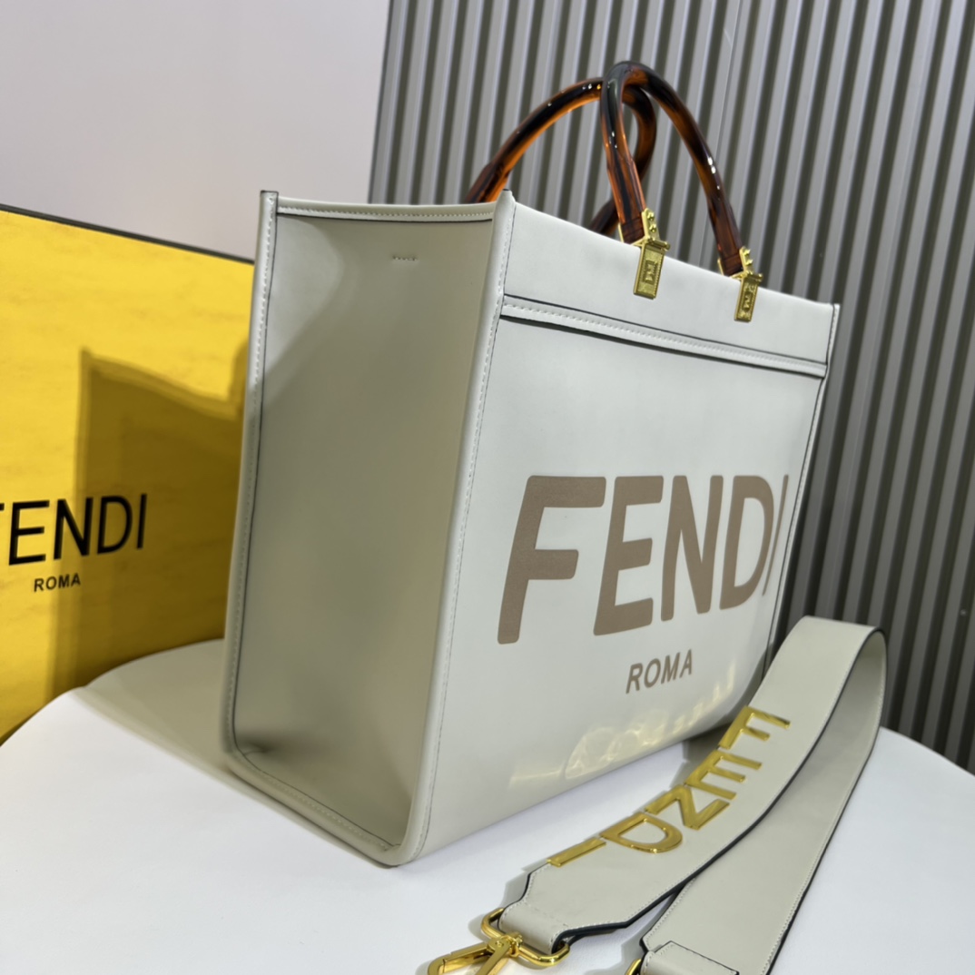 。官网最新颜色到货：🆕🆕🆕🆕FÉŃĎI TOTE 托特包“阳光手提袋”
简单字母LOGO设计，琥珀色双手