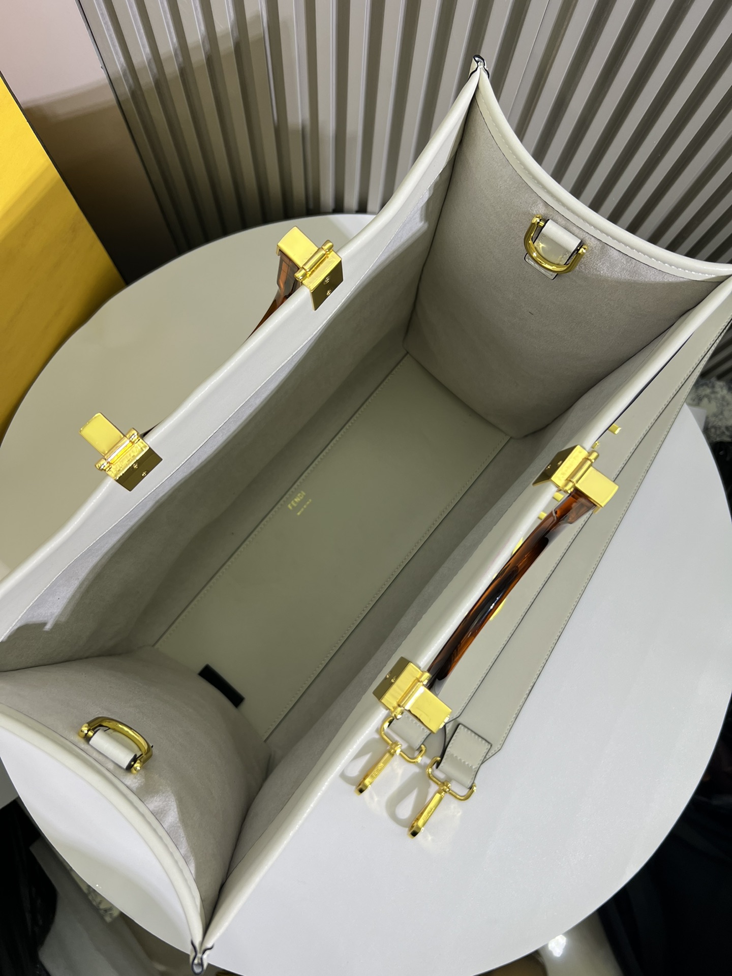 。官网最新颜色到货：🆕🆕🆕🆕FÉŃĎI TOTE 托特包“阳光手提袋”
简单字母LOGO设计，琥珀色双手