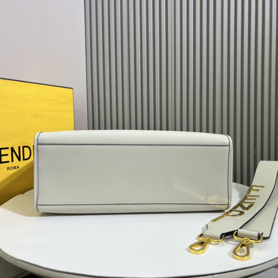 。官网最新颜色到货：🆕🆕🆕🆕FÉŃĎI TOTE 托特包“阳光手提袋”
简单字母LOGO设计，琥珀色双手