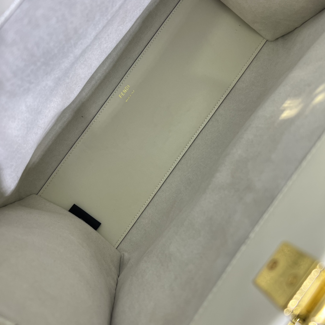 。官网最新颜色到货：🆕🆕🆕🆕FÉŃĎI TOTE 托特包“阳光手提袋”
简单字母LOGO设计，琥珀色双手