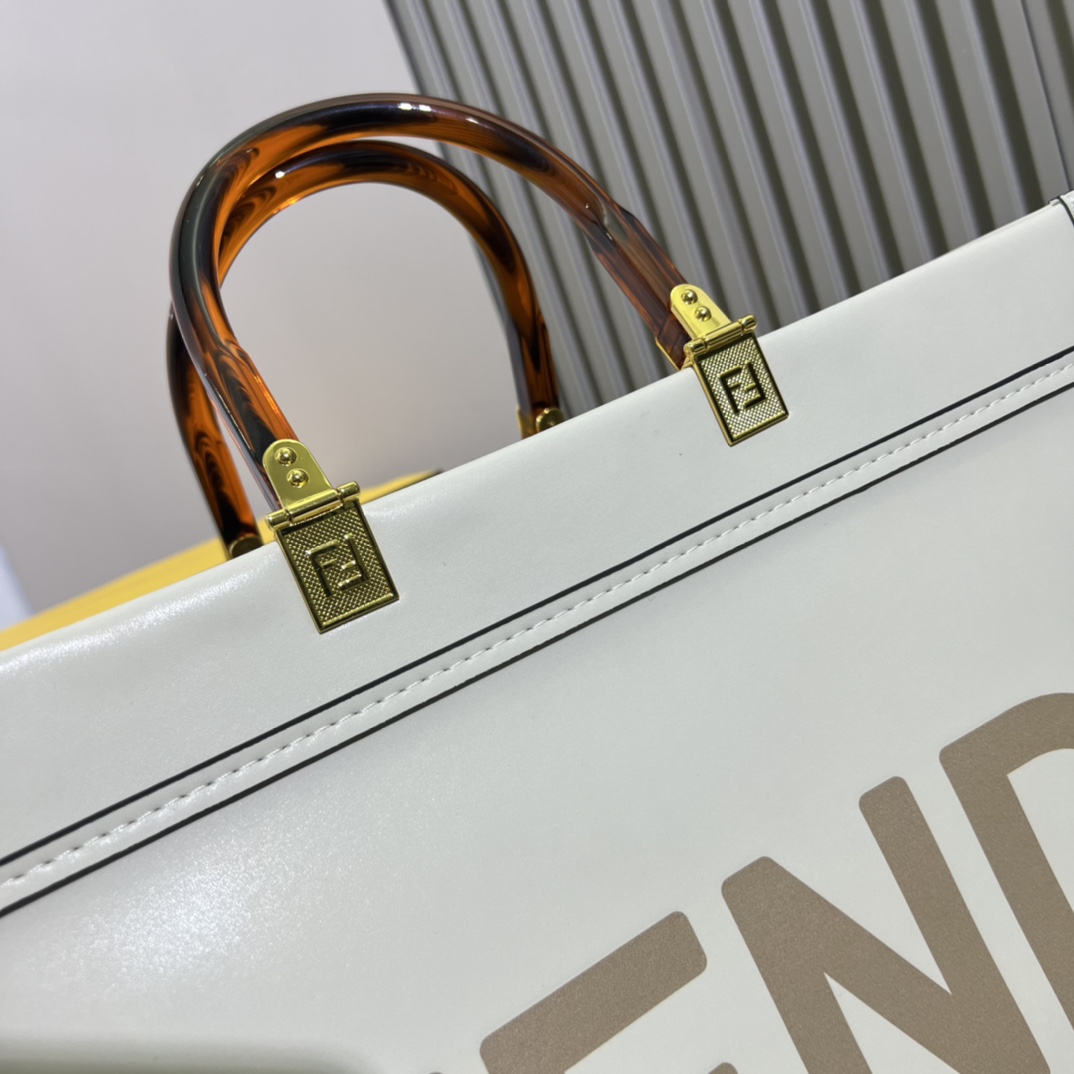 。官网最新颜色到货：🆕🆕🆕🆕FÉŃĎI TOTE 托特包“阳光手提袋”
简单字母LOGO设计，琥珀色双手