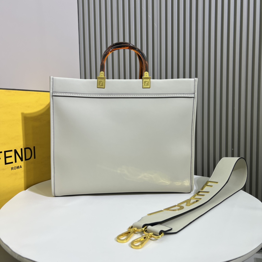 。官网最新颜色到货：🆕🆕🆕🆕FÉŃĎI TOTE 托特包“阳光手提袋”
简单字母LOGO设计，琥珀色双手