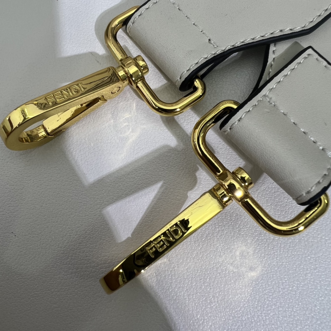 。官网最新颜色到货：🆕🆕🆕🆕FÉŃĎI TOTE 托特包“阳光手提袋”
简单字母LOGO设计，琥珀色双手