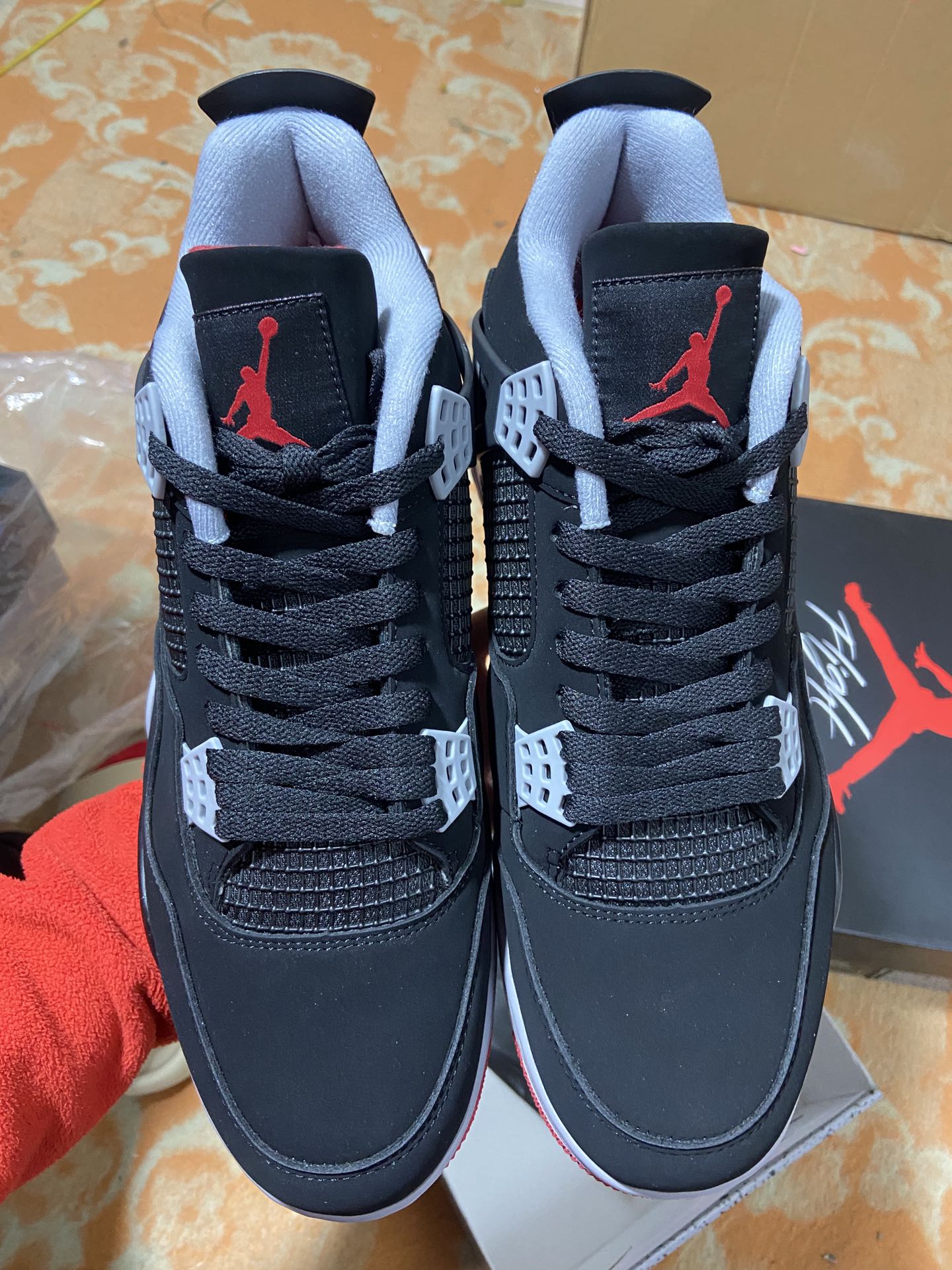 AJ4黑红公牛鞋码40-47.5总裁