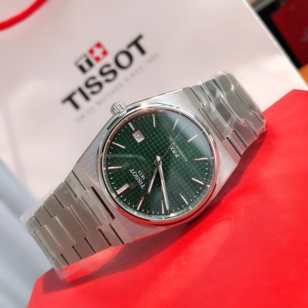 天梭这枚PRX Powermatic 80腕表墨绿色,其采用精钢表壳,经过抛光和拉丝交替润饰,腕表直径40毫米,厚度10.8毫米。高雅的墨绿配色非常经典,午夜绿色盘面搭配平滑表圈。配备扁平蓝宝石水晶镜面和透视表背,具有100米优良防水性能。这款腕表搭载瑞士进口机械机芯,表壳采用源自1970年代的标志性一体式设计,以精钢打造,经过拉丝和抛光润饰,配备蓝宝石水晶镜面和透视表背,具有100米防水性能,配全套包装出