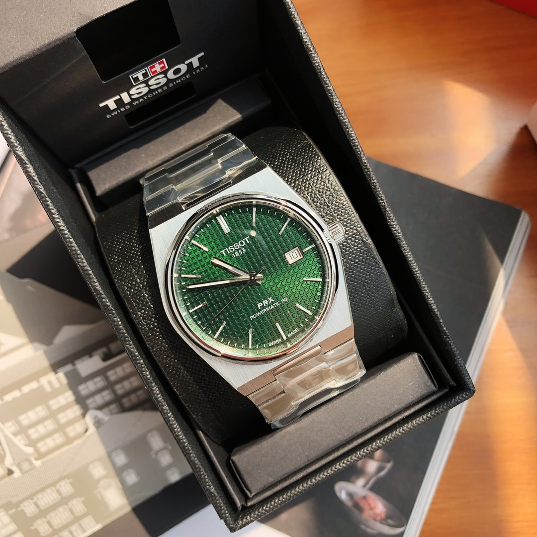 天梭这枚PRX Powermatic 80腕表墨绿色,其采用精钢表壳,经过抛光和拉丝交替润饰,腕表直径40毫米,厚度10.8毫米。高雅的墨绿配色非常经典,午夜绿色盘面搭配平滑表圈。配备扁平蓝宝石水晶镜面和透视表背,具有100米优良防水性能。这款腕表搭载瑞士进口机械机芯,表壳采用源自1970年代的标志性一体式设计,以精钢打造,经过拉丝和抛光润饰,配备蓝宝石水晶镜面和透视表背,具有100米防水性能,配全套包装出