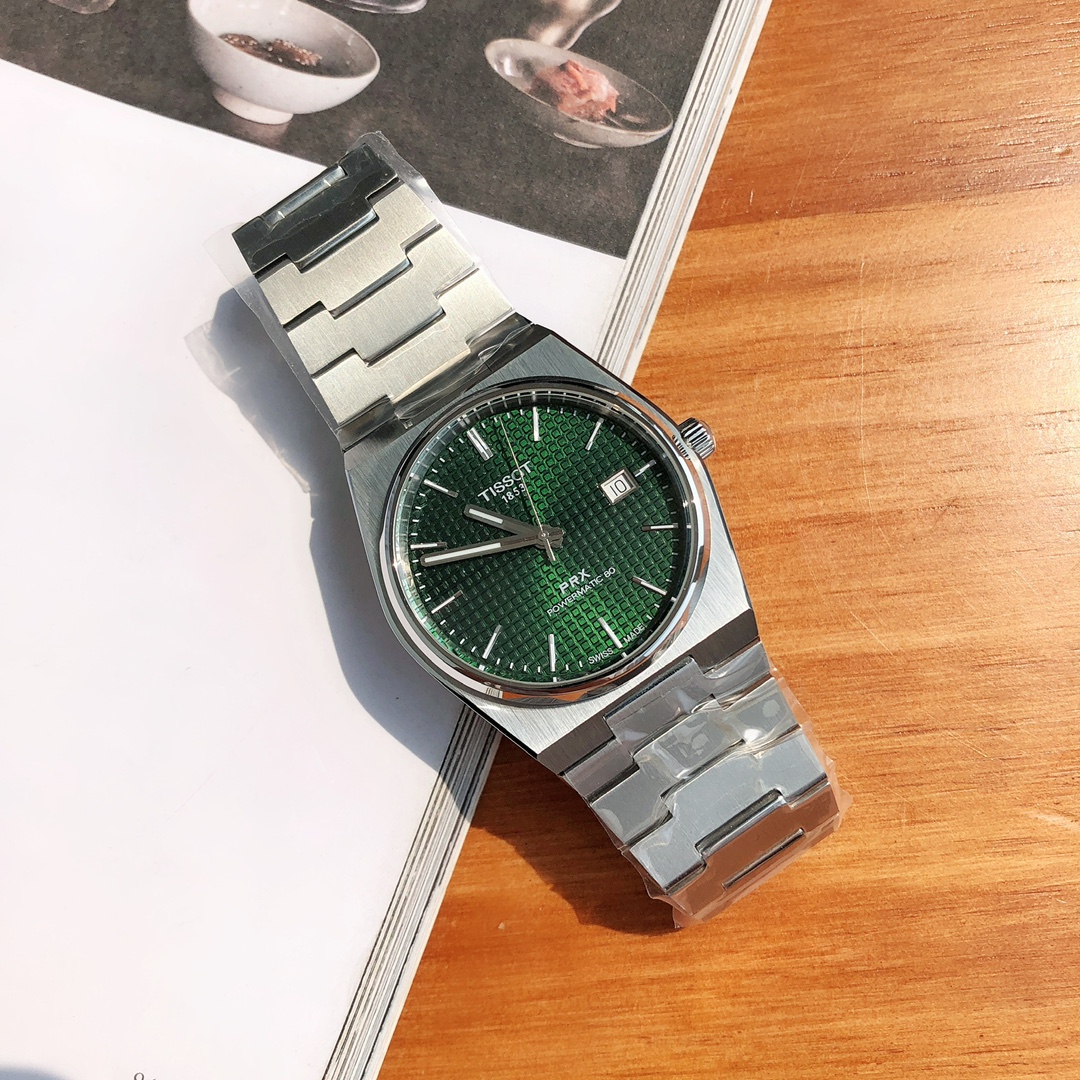 天梭这枚PRX Powermatic 80腕表墨绿色,其采用精钢表壳,经过抛光和拉丝交替润饰,腕表直径40毫米,厚度10.8毫米。高雅的墨绿配色非常经典,午夜绿色盘面搭配平滑表圈。配备扁平蓝宝石水晶镜面和透视表背,具有100米优良防水性能。这款腕表搭载瑞士进口机械机芯,表壳采用源自1970年代的标志性一体式设计,以精钢打造,经过拉丝和抛光润饰,配备蓝宝石水晶镜面和透视表背,具有100米防水性能,配全套包装出