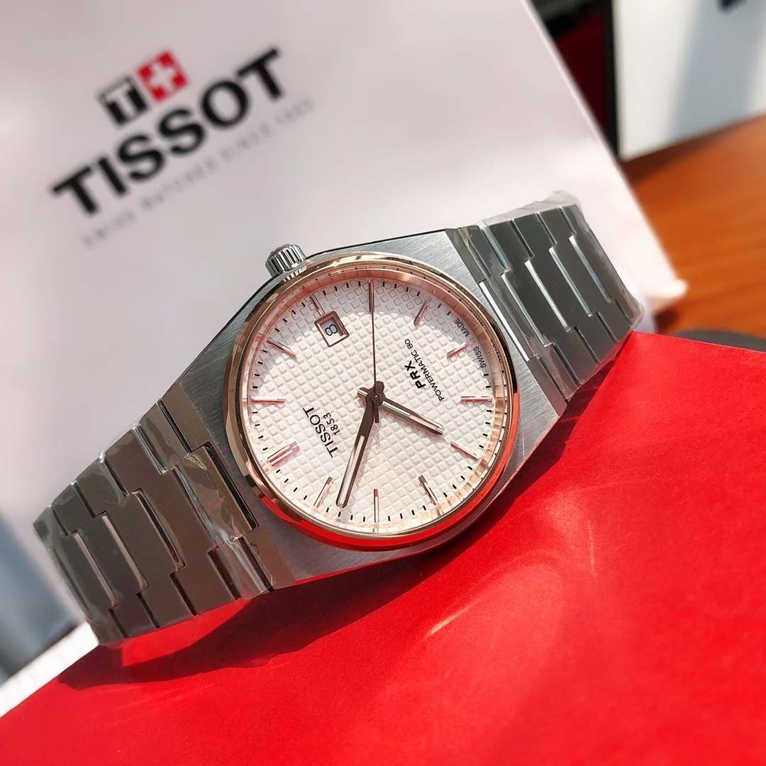 天梭这枚PRX Powermatic 80腕表玫白配色,其采用精钢表壳,经过抛光和拉丝交替润饰,腕表直径40毫米,厚度10.8毫米。高雅的玫白配色非常经典,玫白配色盘面搭配平滑表圈。配备扁平蓝宝石水晶镜面和透视表背,具有100米优良防水性能。这款腕表搭载瑞士ETA进口机械机芯,表壳采用源自1970年代的标志性一体式设计,以精钢打造,经过拉丝和抛光润饰,配备蓝宝石水晶镜面和透视表背,具有100米防水性能,配全套包装出