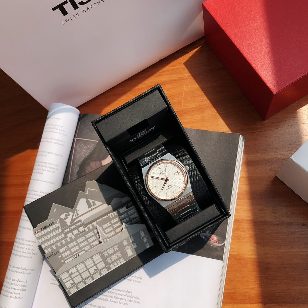 天梭这枚PRX Powermatic 80腕表玫白配色,其采用精钢表壳,经过抛光和拉丝交替润饰,腕表直径40毫米,厚度10.8毫米。高雅的玫白配色非常经典,玫白配色盘面搭配平滑表圈。配备扁平蓝宝石水晶镜面和透视表背,具有100米优良防水性能。这款腕表搭载瑞士ETA进口机械机芯,表壳采用源自1970年代的标志性一体式设计,以精钢打造,经过拉丝和抛光润饰,配备蓝宝石水晶镜面和透视表背,具有100米防水性能,配全套包装出