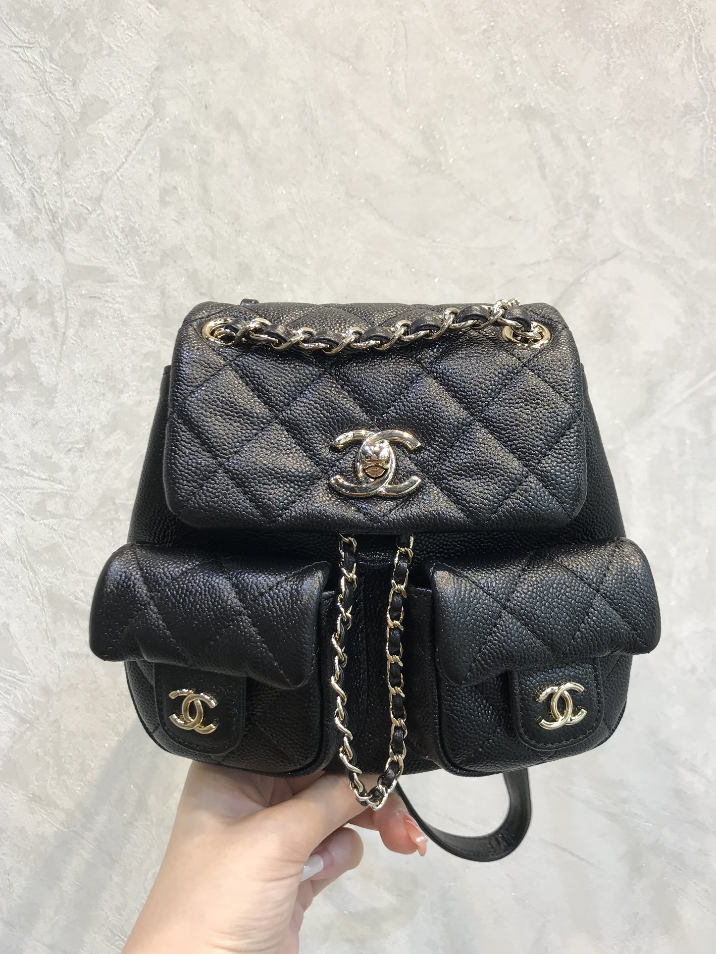 CHANEL Duma 개구리 백 체인 백팩 3포켓 더블 C 로고 드로스트링 클로저 조절 가능한 체인 입체적인 실루엣 데일리-최상급 품질