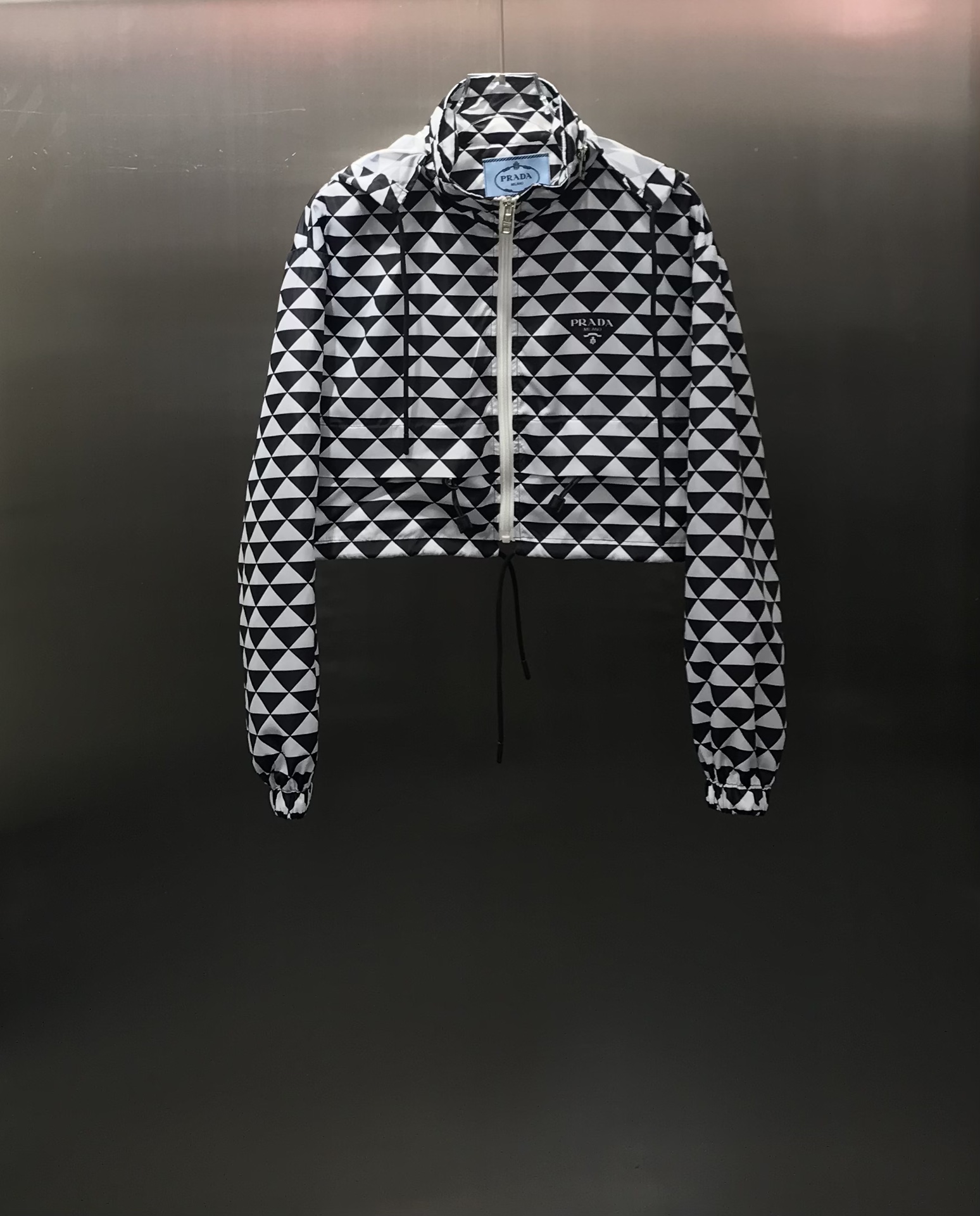 NO:696858,Prad* new product is on the shelves. Sun protection shorts set. Customized sun protection index material to make the quality of ready-to-wear fashionable. Stylish black and white triangle printing pattern. Sweet pink triangle printing pattern. Small fresh style. Suit design. Detachable hooded jacket with high-waisted shorts. Fashionable upper body. Age-reducing artifact. Suitable for all body types. Highly recommended ~ High version 2 colors, prada, shorts, jackets & coats, jackets & coats, hats,19860909Prad*新品上架 防晒短裤套装 定制防晒指数材质 让成衣品质有型 时尚的黑白三角印花图案 甜美的粉色三角印花图案 小清新风格 套装设计 拆斜连帽夹克外套搭配高腰短裤 上身洋气时尚 减龄神器 适合所有体型 强烈推荐～ 高版本 2色,,prada,shorts,jackets & coats,jackets & coats,hats,,Women's clothing