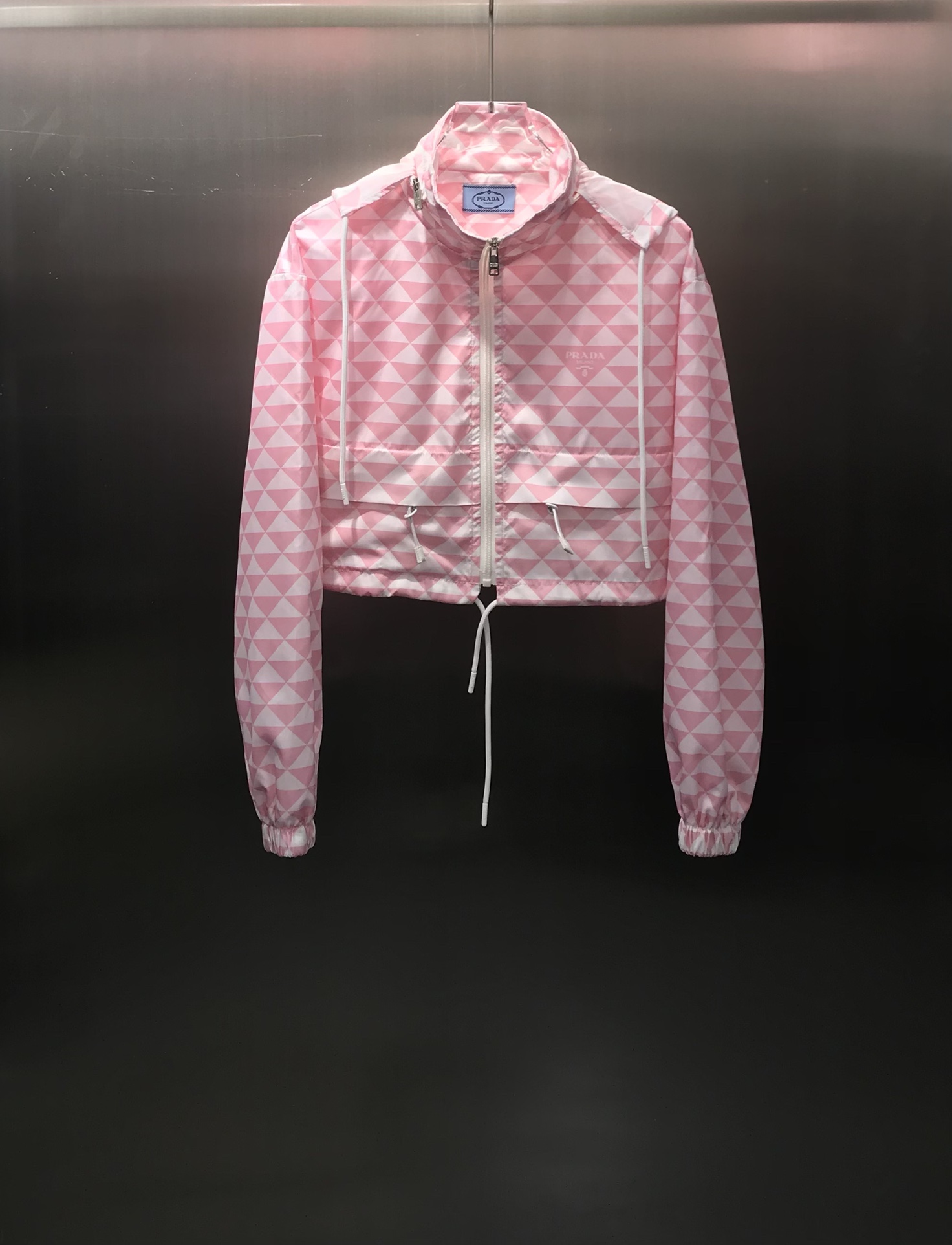 NO:696860,Prad* new product is on the shelves. Sun protection shorts set. Customized sun protection index material to make the quality of ready-to-wear fashionable. Stylish black and white triangle printing pattern. Sweet pink triangle printing pattern. Small fresh style. Suit design. Detachable hooded jacket with high-waisted shorts. Fashionable upper body. Age-reducing artifact. Suitable for all body types. Highly recommended ~ High version 2 colors, prada, shorts, jackets & coats, jackets & coats, hats,19860909Prad*新品上架 防晒短裤套装 定制防晒指数材质 让成衣品质有型 时尚的黑白三角印花图案 甜甜的粉色三角印花图案 小清新风格 套装设计 拆斜连帽夹克外套搭配高腰短裤 上身洋气时尚 减龄神器 适合所有体型 强烈推荐～ 高版本 2色,,prada,shorts,jackets & coats,jackets & coats,hats,,Women's clothing