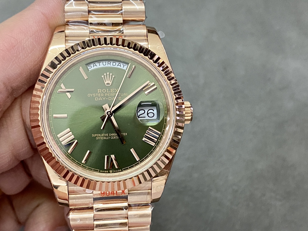 NO:142563,GMF v2 version Tungsten Steel 40dd Rolex Weekly Diary Movement 40mm weight version real shot, it is really hand-pressed, glass transparent, calendar version, needle has a central axis, and tooth ring is sharp. You can play with it by hand, and the feel is very good. From now on, say goodbye to light and flutter. It is recommended to buy the 2836 movement, which will be about 10 grams heavier than the movement [witness][witness][witness], Rolex, rolex19860909GMF v2 版钨钢40dd 劳力士星期日志机芯40mm配重版本实拍,真的很压手,玻璃通透,日历对版,针有中轴,牙圈锋利.上手就可以玩,手感非常好.从此告别轻飘飘.建议入手2836机芯,会比机芯重10克左右[机智][机智][机智],劳力士,rolex,Watch