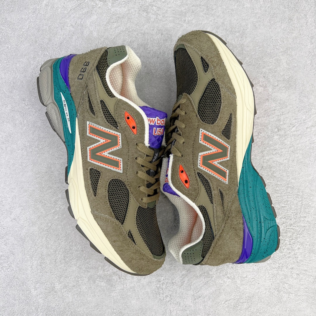 图片[3]-＃K版纯原福利 YCMC x New Balance M990SO3 新百伦NB990V3 联名橄榄绿 第三代总统复古慢跑鞋 正确3M反光细节 原楦原纸版开发 正确6层组合底模精密开发 搭载全新碳素中底 后跟透明TPU水晶装饰条稳固 沿用了引以为傲的跑鞋手工技艺 采用猪皮绒面并包裹局部透气网面的鞋身设计 菱网鞋舌上刻有New Balance USA 鞋面依旧身着经典的大热之灰 彰显了其高端的品质身份 尺码：36 37 37.5 38 38.5 39 40 40.5 41.5 42 42.5 43 44 45-选品中心