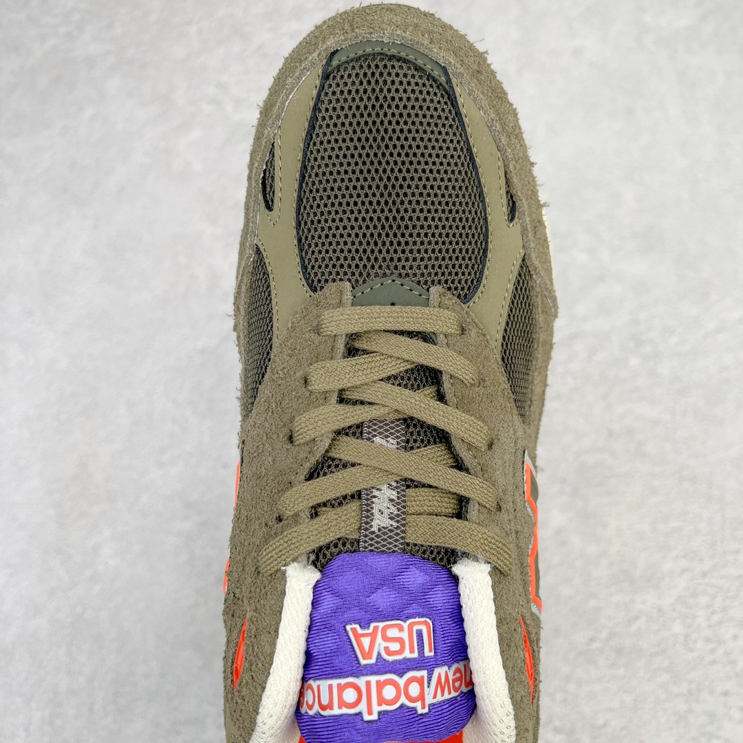 图片[4]-＃K版纯原福利 YCMC x New Balance M990SO3 新百伦NB990V3 联名橄榄绿 第三代总统复古慢跑鞋 正确3M反光细节 原楦原纸版开发 正确6层组合底模精密开发 搭载全新碳素中底 后跟透明TPU水晶装饰条稳固 沿用了引以为傲的跑鞋手工技艺 采用猪皮绒面并包裹局部透气网面的鞋身设计 菱网鞋舌上刻有New Balance USA 鞋面依旧身着经典的大热之灰 彰显了其高端的品质身份 尺码：36 37 37.5 38 38.5 39 40 40.5 41.5 42 42.5 43 44 45-选品中心