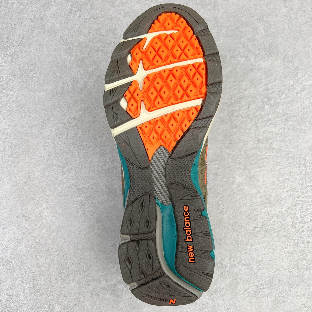 图片[9]-＃K版纯原福利 YCMC x New Balance M990SO3 新百伦NB990V3 联名橄榄绿 第三代总统复古慢跑鞋 正确3M反光细节 原楦原纸版开发 正确6层组合底模精密开发 搭载全新碳素中底 后跟透明TPU水晶装饰条稳固 沿用了引以为傲的跑鞋手工技艺 采用猪皮绒面并包裹局部透气网面的鞋身设计 菱网鞋舌上刻有New Balance USA 鞋面依旧身着经典的大热之灰 彰显了其高端的品质身份 尺码：36 37 37.5 38 38.5 39 40 40.5 41.5 42 42.5 43 44 45-选品中心