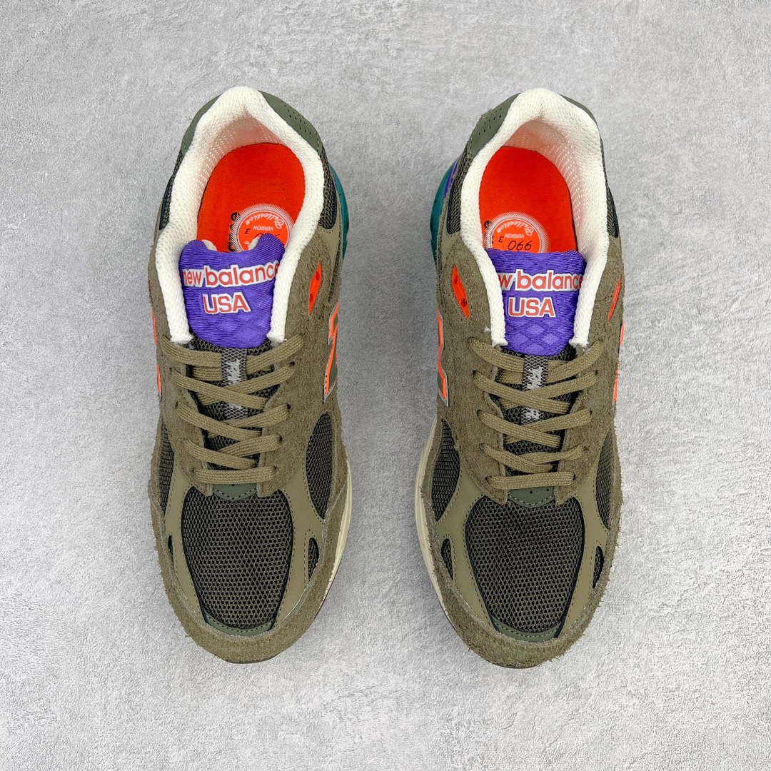图片[2]-＃K版纯原福利 YCMC x New Balance M990SO3 新百伦NB990V3 联名橄榄绿 第三代总统复古慢跑鞋 正确3M反光细节 原楦原纸版开发 正确6层组合底模精密开发 搭载全新碳素中底 后跟透明TPU水晶装饰条稳固 沿用了引以为傲的跑鞋手工技艺 采用猪皮绒面并包裹局部透气网面的鞋身设计 菱网鞋舌上刻有New Balance USA 鞋面依旧身着经典的大热之灰 彰显了其高端的品质身份 尺码：36 37 37.5 38 38.5 39 40 40.5 41.5 42 42.5 43 44 45-选品中心