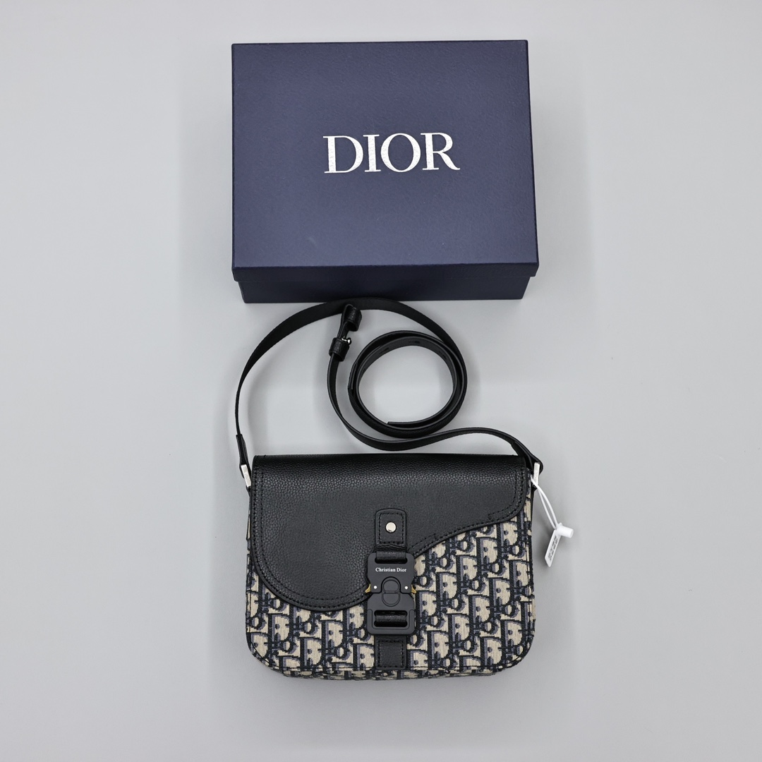 Dior迪奥马鞍信使包💰220 这款马鞍信使包采用经典的设计,彰显精致的优雅气质,为马鞍系列提升格调,采用黑色粒面牛皮革精心制作,饰以对比鲜明的缉面线,马鞍翻盖点缀以 Christian Dior 标志铝扣,搭配可调节的皮革肩带,可肩背或斜挎。 规格:23*18*6cm