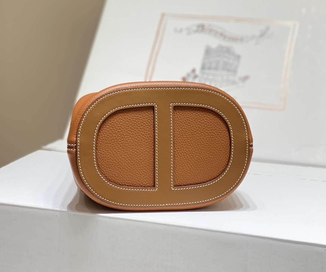 Hermès 专柜款经典手袋 3