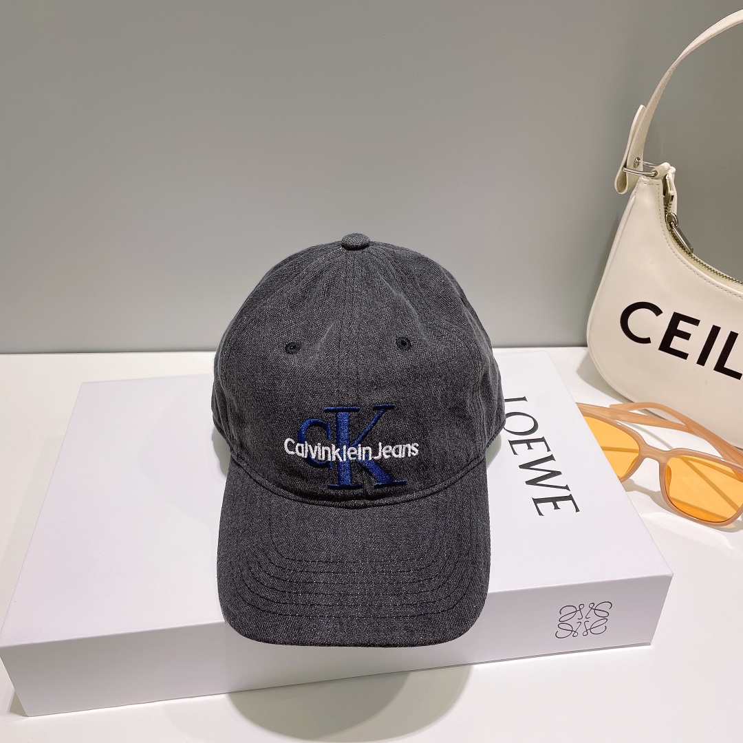 NO:210645,Original original single genuine ck wash buffet baseball cap!  Absolutely original!  The quality and details are excellent!  A rare good product!  I won’t introduce this trendy brand without saying much. In fact, the influence has spread all over the world, Europe and Asia are following it. It is a must-have for many celebrities, casual and versatile!  The latest model for this winter, which lives up to expectations, has made the magic it should have. I said that I have kept it myself, three-dimensional fine embroidery, the recommended simple and atmospheric model, very low-key, and also fashionable and powerful. Three-dimensional embroidery makes the hat more textured. The brand is attentive and has a delicate and smooth feel. It is a good thing to pick it up. The letters of three-dimensional embroidery are super exquisite and super versatile. You can buy more. You must buy them~ I have bought this brand of hats, and you know the quality. Hurry up!  Hat Straw Hat Fisherman Hat Baseball Hat, Hats, espadrilles, hats19860909原单正品ck洗水牛仔棒球帽！ 绝对原单！品质细节都超好！不可多得的好货！ 关于品牌就不多介绍了 这个潮牌不用多说,其实上影响力已蔓延到世界各地,欧洲亚洲都在追随,众多明星的必备品,休闲又百搭！今年冬季最新款,不负众望,做出了它该有的魔力本人表示已自留,立体精工刺绣,推荐款简单大气的一款,很低调,同时又洋气质量强大 立体刺绣,使得帽子更有质感,品牌的用心了,手感细腻顺滑,拿起来就是好东西,立体刺绣的字母超级精致,超级百搭的,可以多入手几个,必入款哦～买过咱家这个牌子的帽子,都知道其品质,赶紧入手吧！帽子草帽渔夫帽棒球帽,帽子,espadrilles,hats,hat