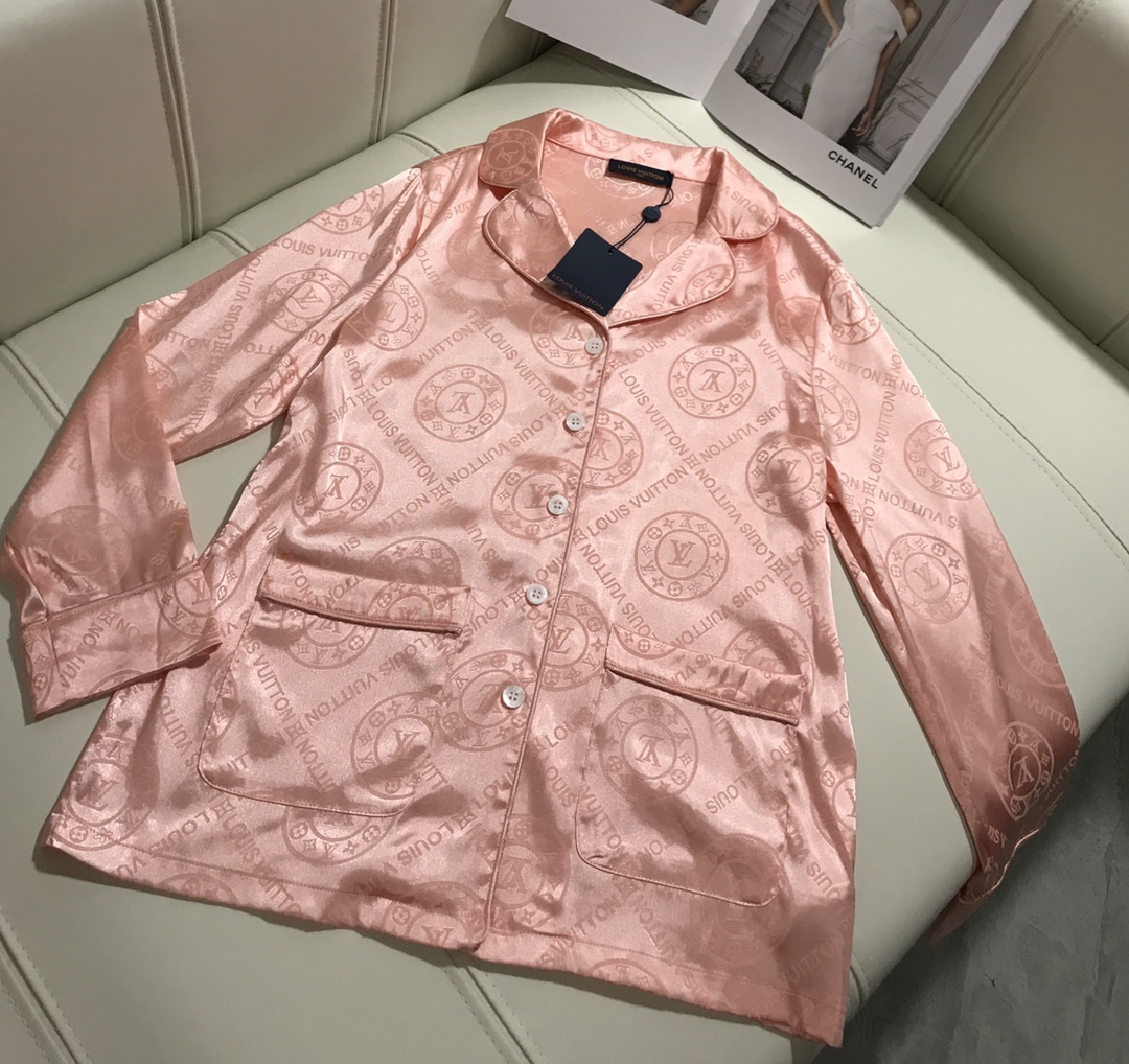 NO:696853,Louis Vuitto* new products are on the shelves. Pajama style suit. Shirt with straight pants. Exclusive brand logo. Positioning printing is luxurious and high-end. The sharp contrast effect outlines the elegant temperament. The home style is light and elegant. Lazy romantic holiday style. The quality of workmanship depends on the details ~ high version color, Louis Vuitton, shirts,19860909Louis Vuitto*新品上架 睡衣风套装 衬衫搭配直筒裤 品牌专属Logo 定位印花奢华高级 鲜明的对比效果勾勒出优雅的气质 居家造型风轻盈高雅 慵懒的浪漫渡假风 做工品质看细节 ～  高版本 色,,louis vuitton,shirts,,Women's clothing
