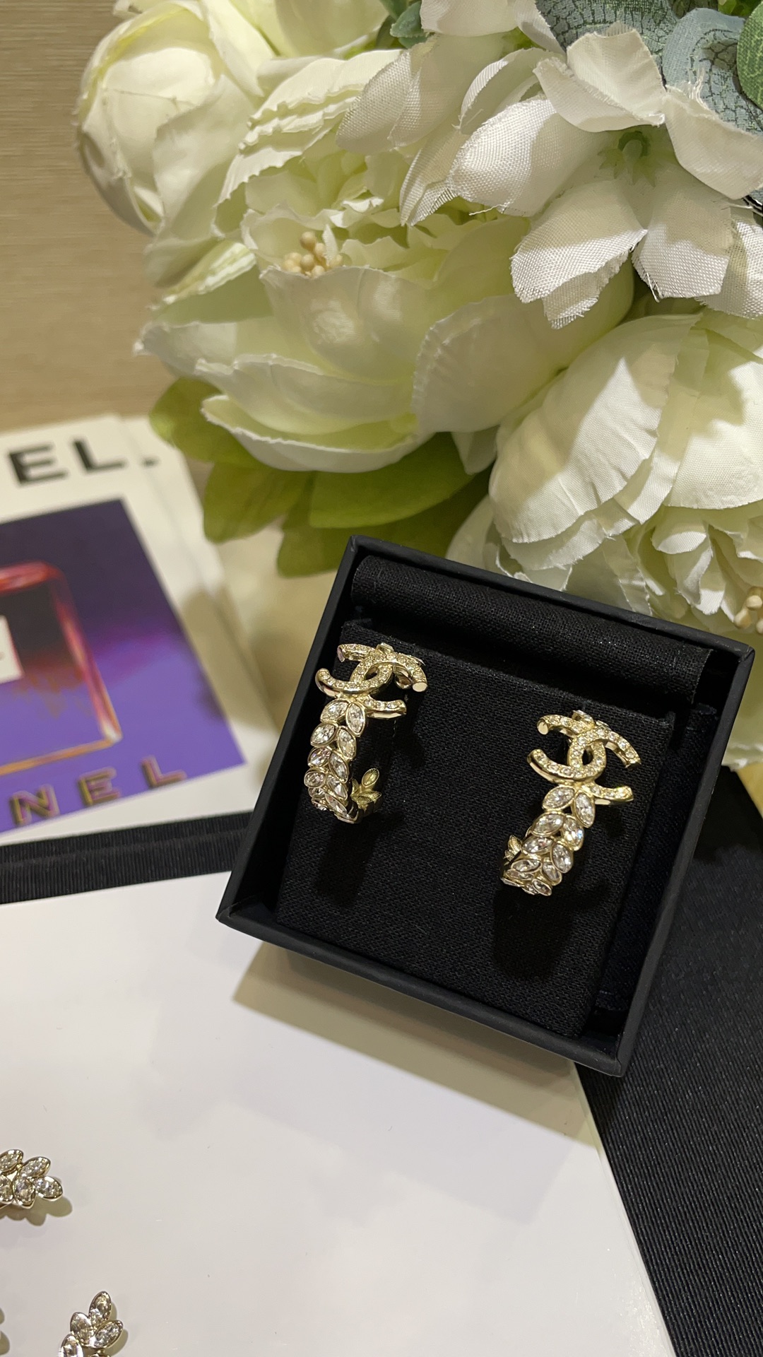 NO:631676,88180. Purchased yb 23s new full-diamond wheat ears double C gold earrings today. The full-diamond wheat ears are plump with a noble golden tone. The upper ear has the temperament of a wealthy daughter. The full vintage texture. The upper ear is super noble ~ Exclusively purchased from yb customized brass material Swarovski diamonds, earrings, Cartier high-end jewelry1986090988180.今日到货购入yb 23s新款满钻麦穗双C金色耳环 满钻麦穗颗颗饱满 搭配贵气金色调 上耳很有富家千金的气质 满满的vintage质感 上耳超显贵气～ 独家购入yb定制 黄铜材质施华洛钻,,earrings,卡迪亚高端饰品,Jewelry