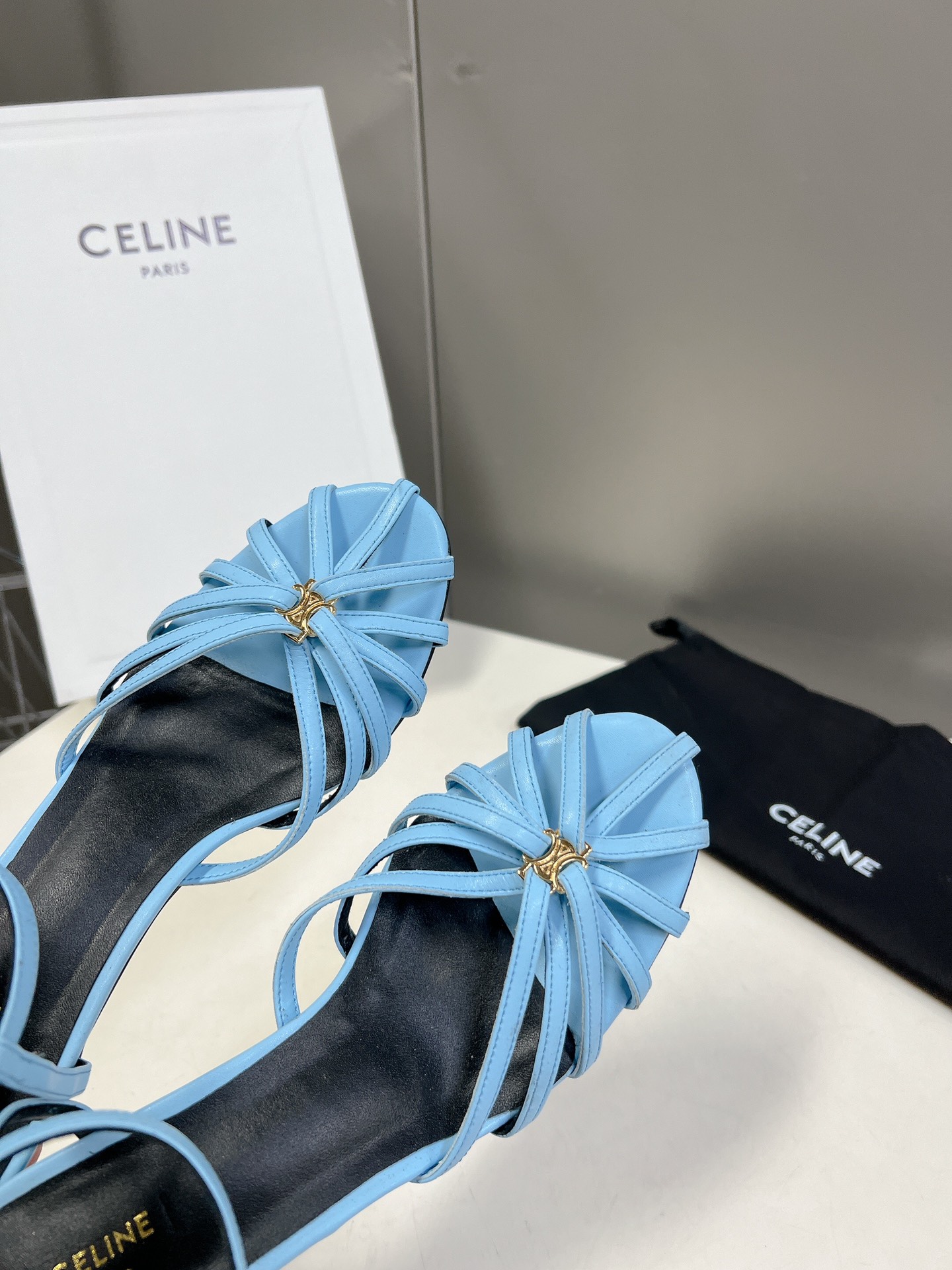 Celine春夏凯旋门时装鞋柔美的露