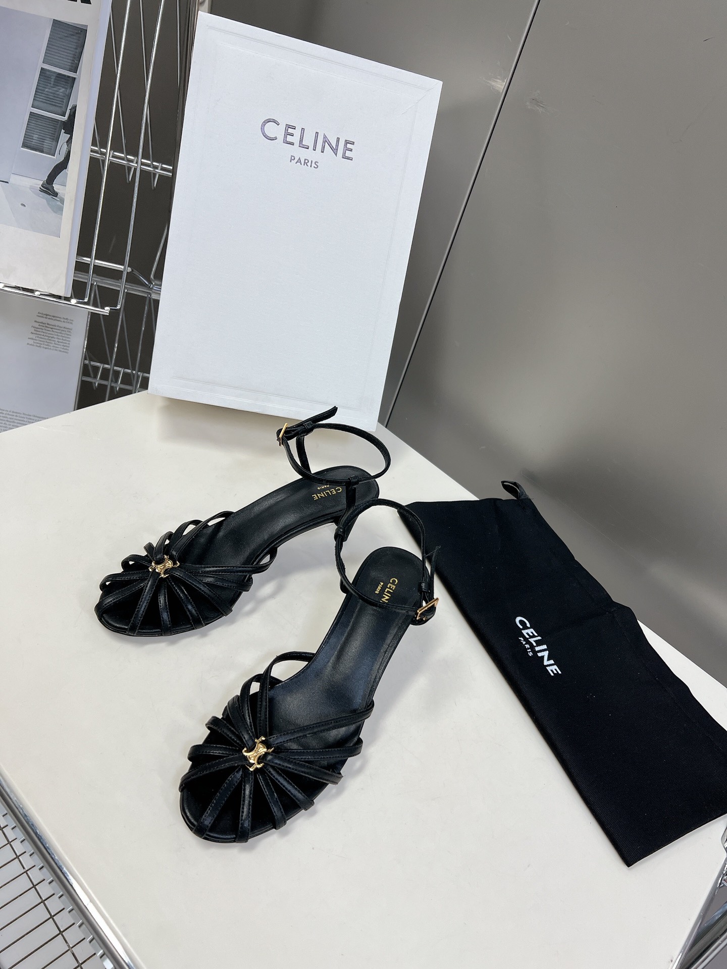 Celine春夏凯旋门时装鞋柔美的露