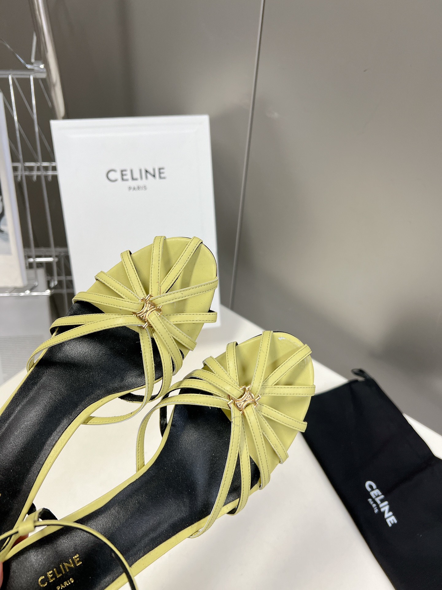 Celine春夏凯旋门时装鞋柔美的露