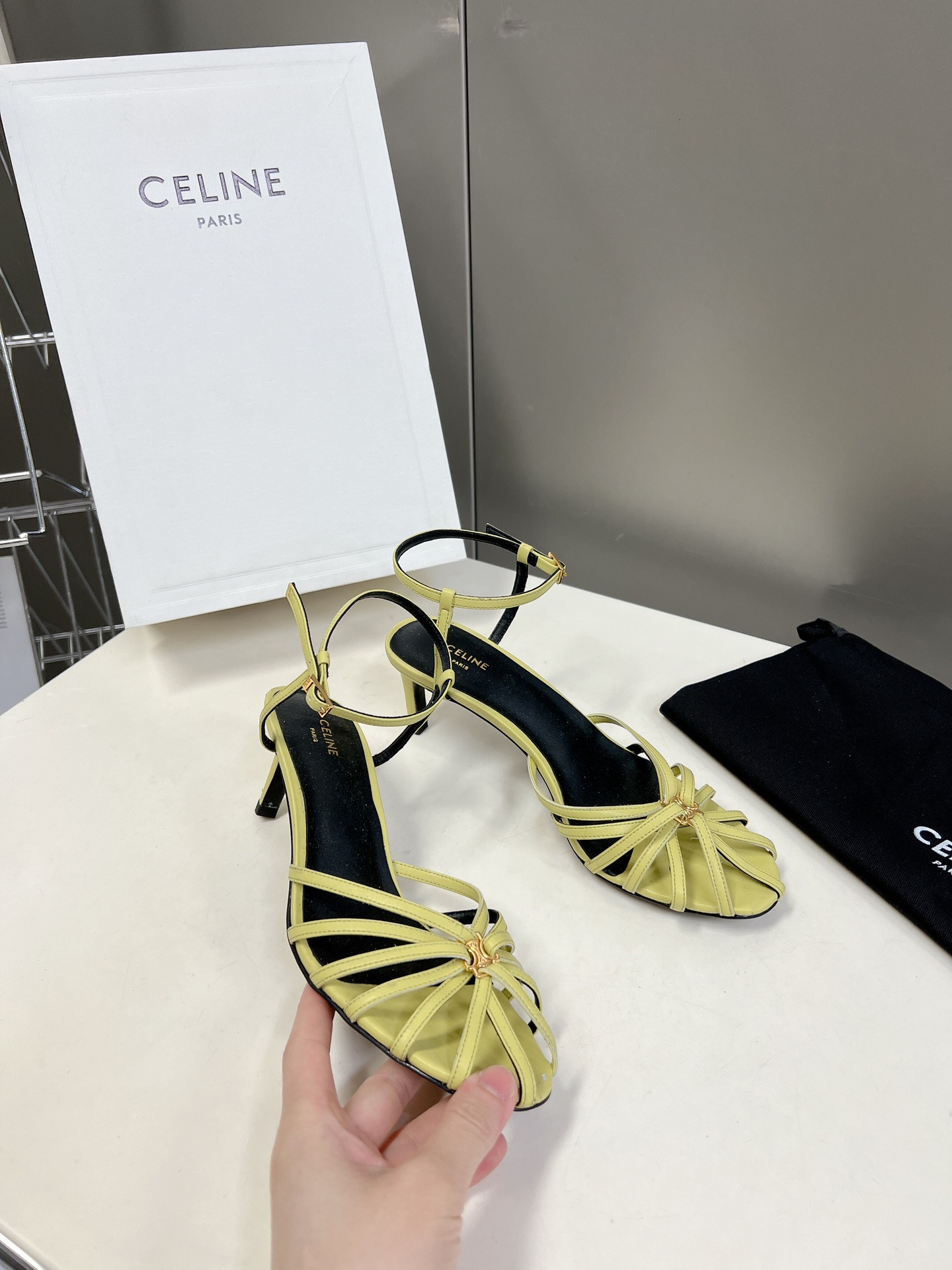 Celine春夏凯旋门时装鞋柔美的露