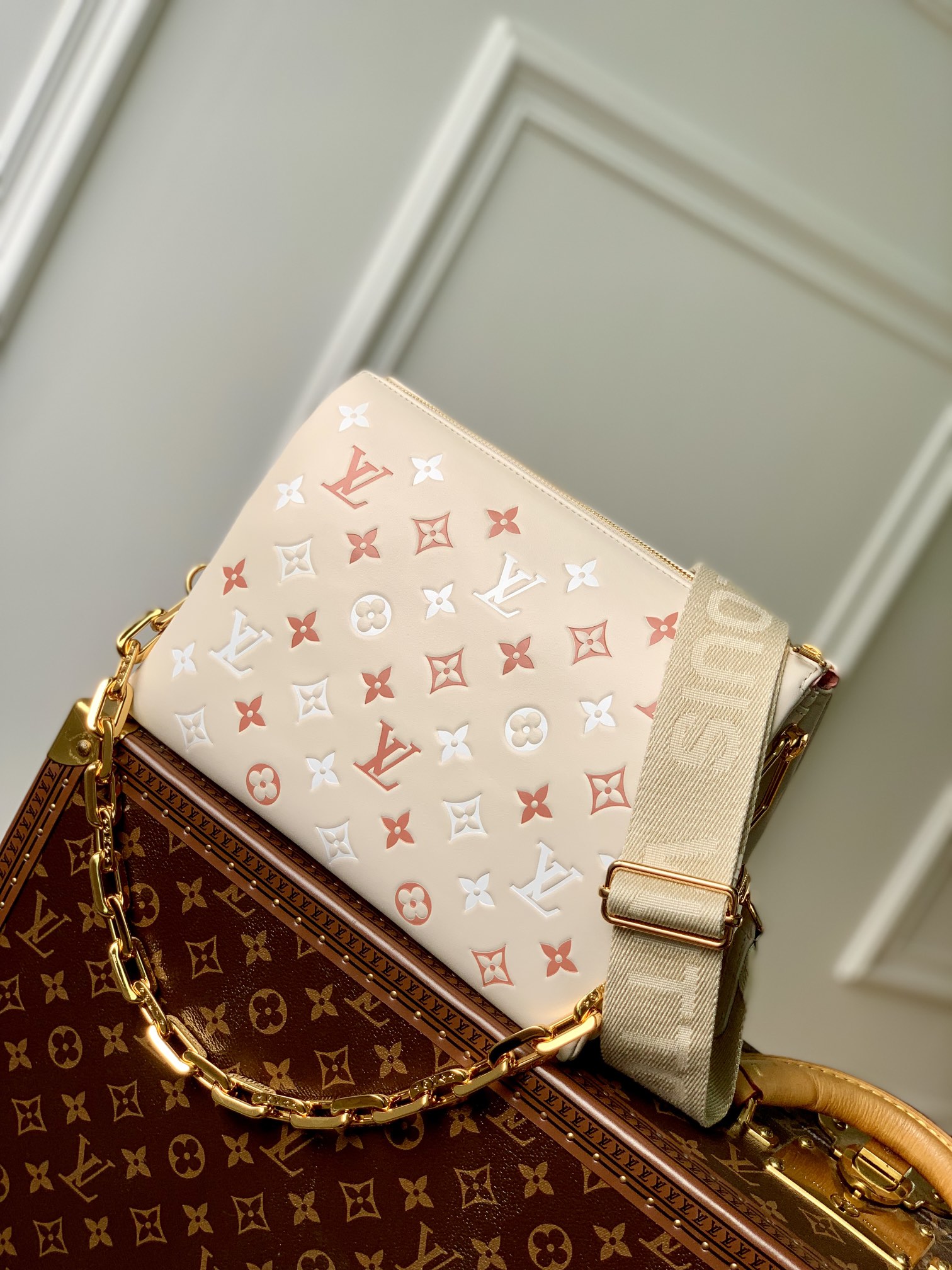 Louis Vuitton LV Coussin Online
 Handbags Crossbody & Shoulder Bags US Sale
 Fabric Sheepskin Spring Collection Chains M22398