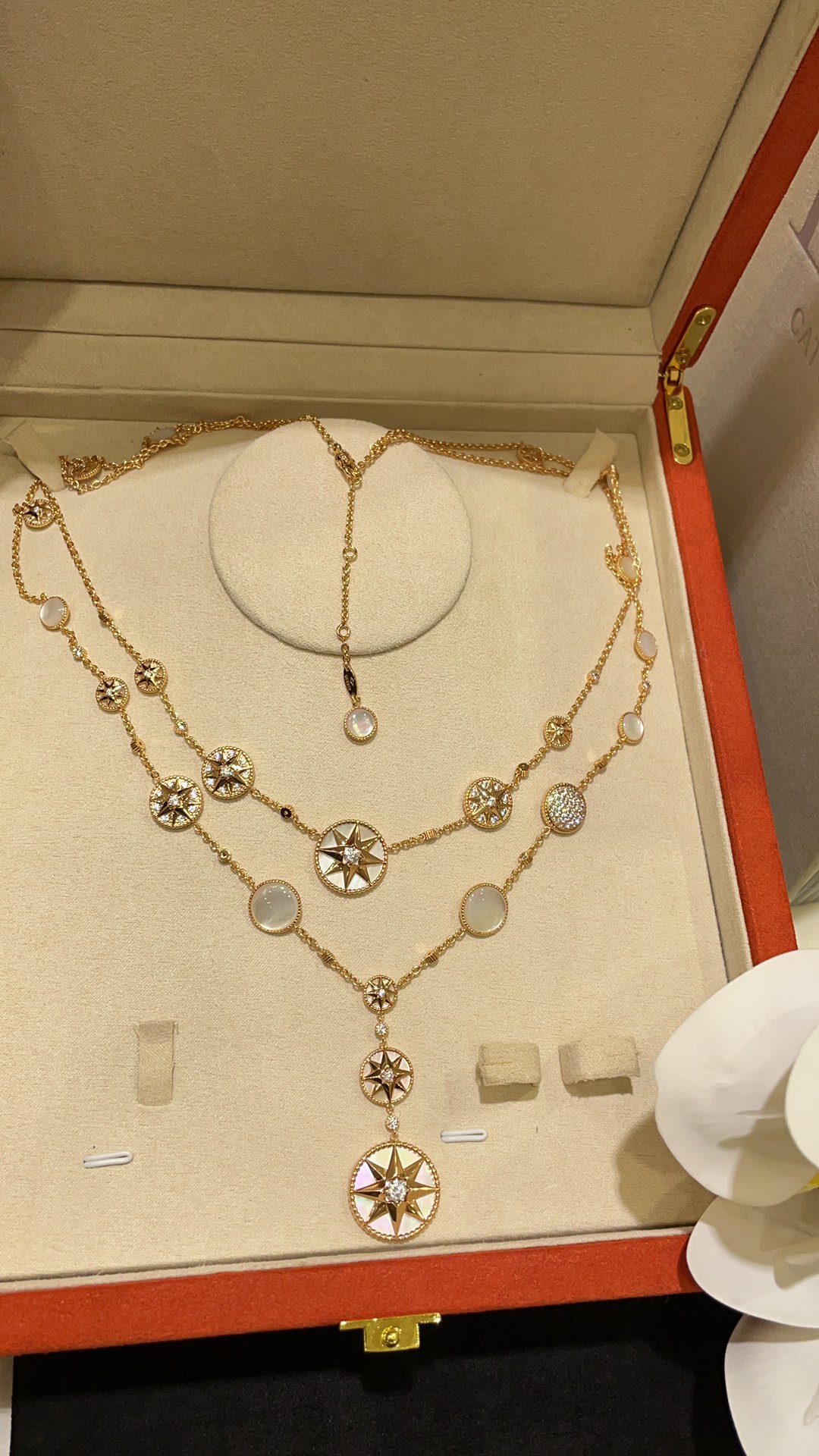 NO:647759,88680, arrived today and can be worn on both sides. New high-end jewelry series. White mother-of-pearl eight-pointed star compass double-layer necklace sweater chain. The eight-pointed star rose compass is gentle and powerful. It is embellished with exquisite small diamonds and sparkles with charming and smart light. The double-layer chain design has its own stacking effect. Brass material is made of real gold electroplated rose gold white mother-of-pearl necklaces, sweaters, necklaces, Cartier high-end jewelry.1986090988680,今日到货可双面佩戴 新款高级珠宝系列 白贝母八芒星罗盘双层项链毛衣链 八芒星玫瑰罗盘温柔又很有力量感 点缀精致的小钻 闪烁着迷人灵动光芒 双层链条设计自带叠戴效果 黄铜材质真金电镀玫瑰金白贝母 项链,,sweaters,necklace,卡迪亚高端饰品,Jewelry