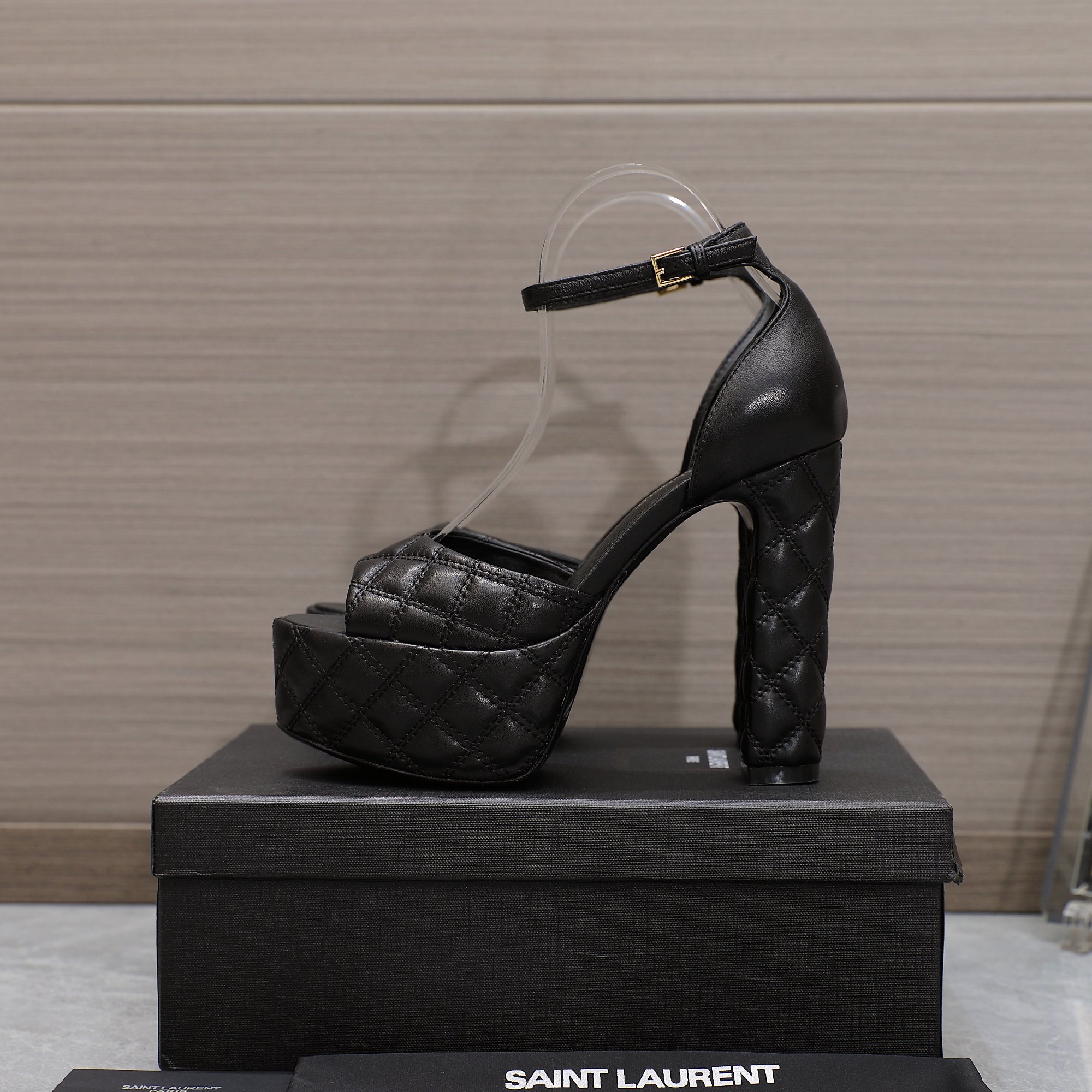 NO:266277,, new popular diamond design, high-end quality YSL counter hottest ultra-high heel waterproof platform sandals, fish mouth toe design, easy to wear, atmospheric, noble atmosphere, imported fabric, imported Yangjing footbed imported sheepskin, outsole, Italian leather outsole, heel height 13.5cm waterproof platform 4cm Size35-40 (34 41 custom made, no return or exchange), high heels sandals, saint laurent, sandals, high heels, sheepskin, sheep, Leather soles19860909,全新爆款菱格设计 高版本顶级品质 YSL 专柜爆款超高跟防水台凉鞋 鱼嘴鞋头设计 好穿 大气 显贵族气息 面料进口羊京 垫脚进口羊皮 大底意大利真皮大底 跟高13.5cm 防水台4cm Size35-40（34 41订做不退换),高跟鞋凉鞋,saint laurent,sandals,high heels,sheepskin,sheep,Leather soles,Women's Shoes