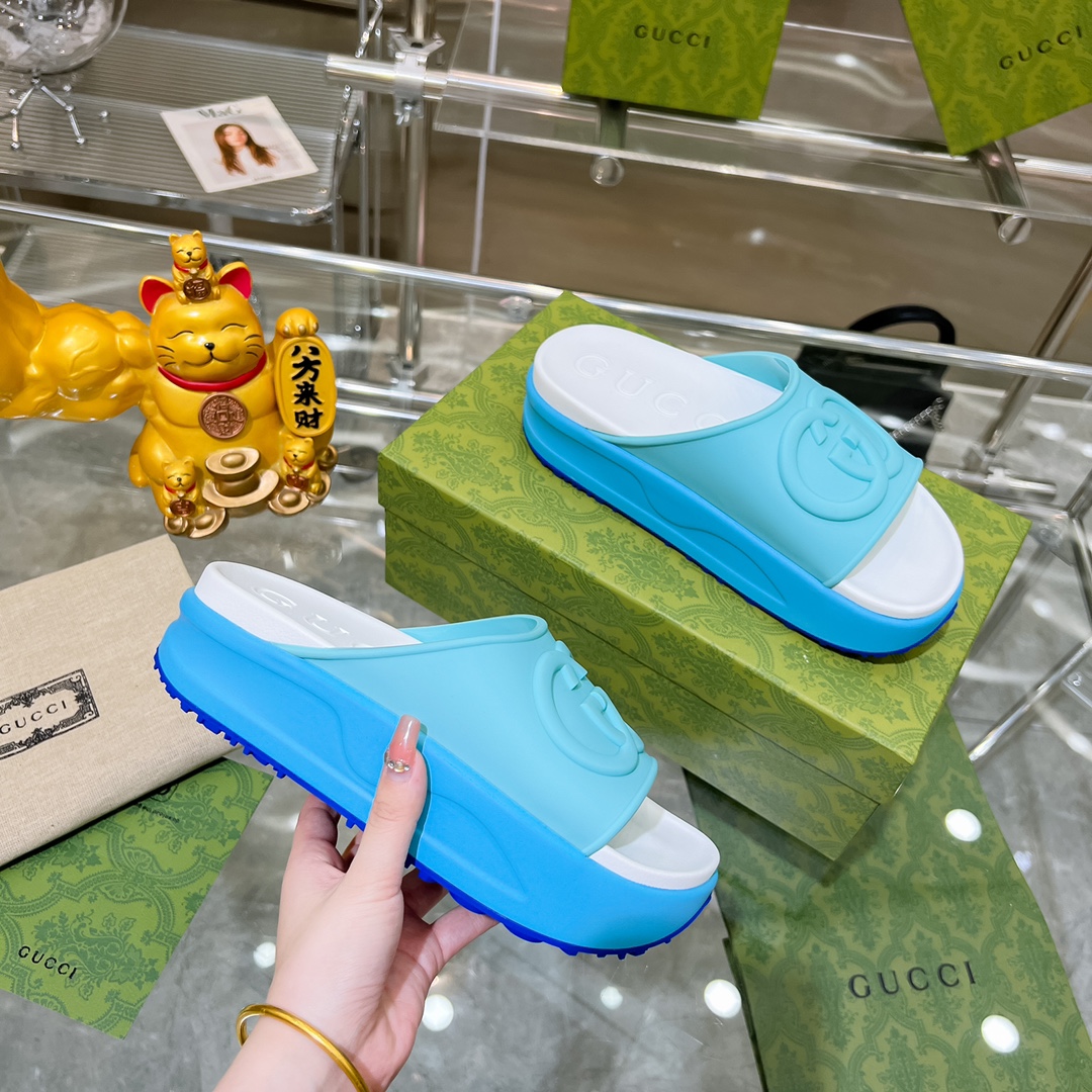 NO:263170,Gucc*'s new double G pattern thick-soled slippers, high-version. The style is super positive, the workmanship is perfect, the foot is super chick-like, the bottom plate is completely consistent with the foot shape, it is very comfortable to wear, elegant and versatile. Original mold-opening mold sole, mold-acupuncture sole, mold-acupuncture sole (non-market ordinary version) Material: original 1:1 mold-opening double G special material, code number 35-46 (45.46 custom-made, non-return and exchange), slippers, gucci, slippers19860909Gucc*家新款双G图案厚底拖鞋 高版本 . 版型超正 做工细节完美 ,上脚超鸡时尚,底板与脚形完全吻合, 穿着非常舒适, 高雅百搭. 原版开模吸模底 吸模底 吸模底（非市场的普通版本） 材质:原版 1:1开模双G特殊材料 码数35-46码（45.46定制不退换）,拖鞋,gucci,slippers,Women's Shoes