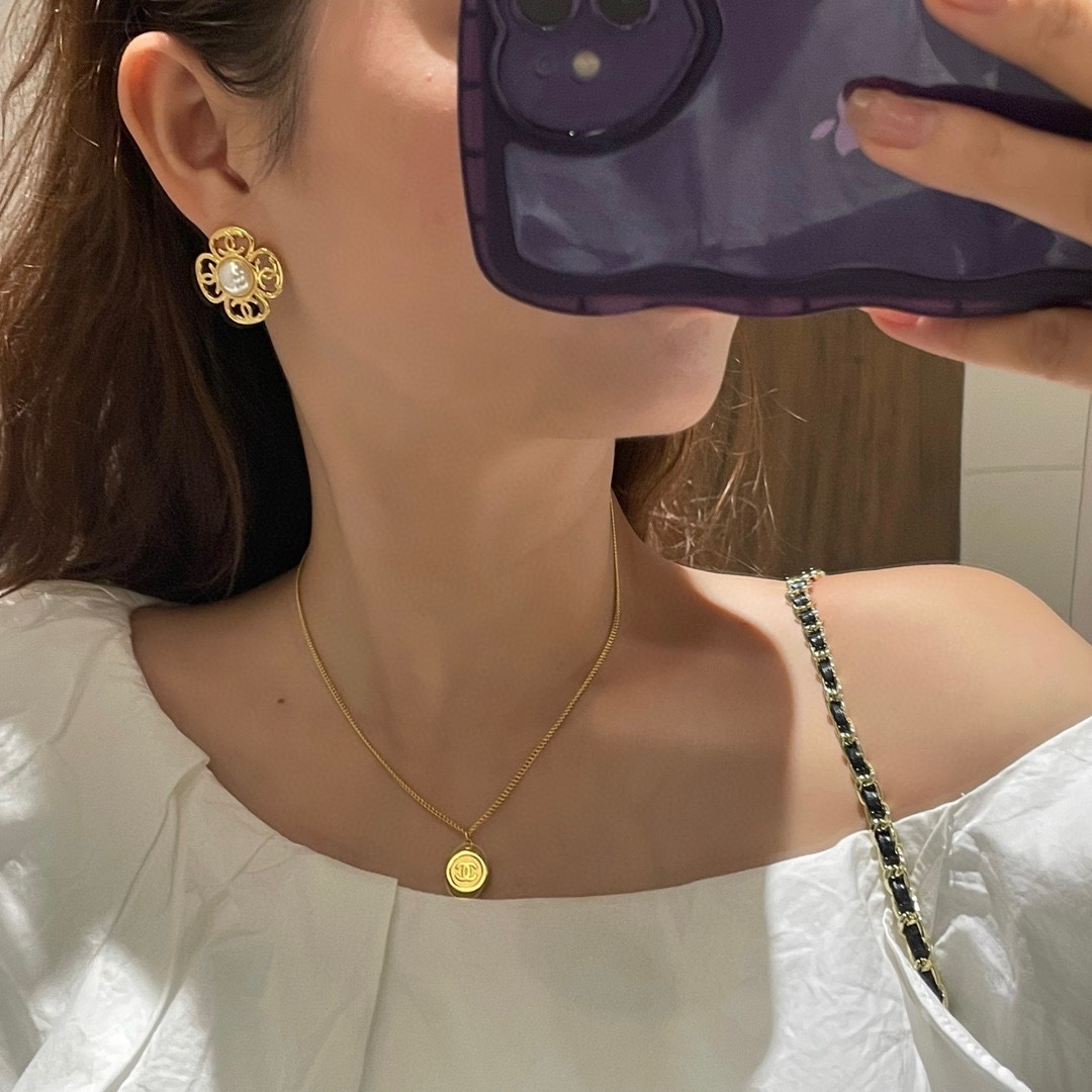 高品质 细节如图【香花朵耳钉】中古款!非常推荐!“流行稍纵即逝,风格永存”这就是Vintage的魅力!