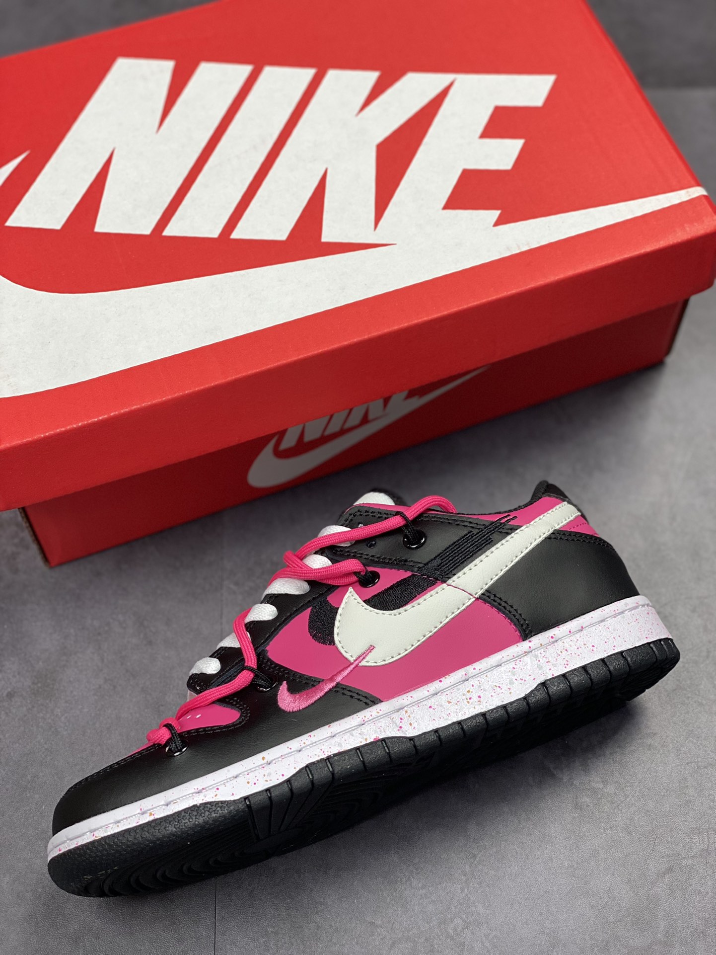 240 NIKE SB Dunk Low 黑粉绑带 FD4623-131-8