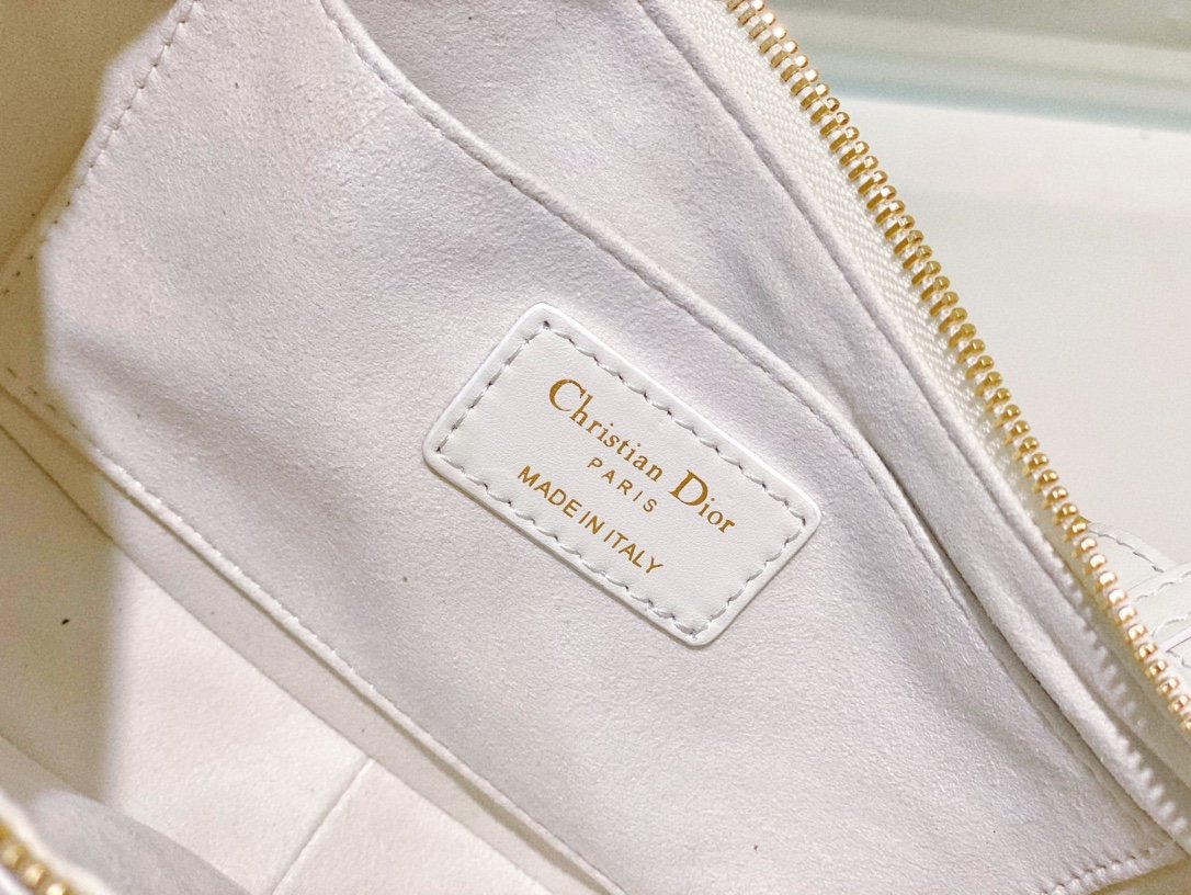 迪奥Dior顶级进口原厂羊皮腋下包️CDLOUNGE手袋️白色柔软羊皮革超大藤格纹这款CDLounge手