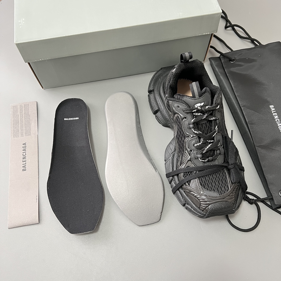Balenciaga 纯 本Balenciaga Phantom Sneaker 巴黎世家全新做旧十代全黑潮流跑鞋 在延续 Track Trainer 户外轮廓和复杂鞋面结构的同时