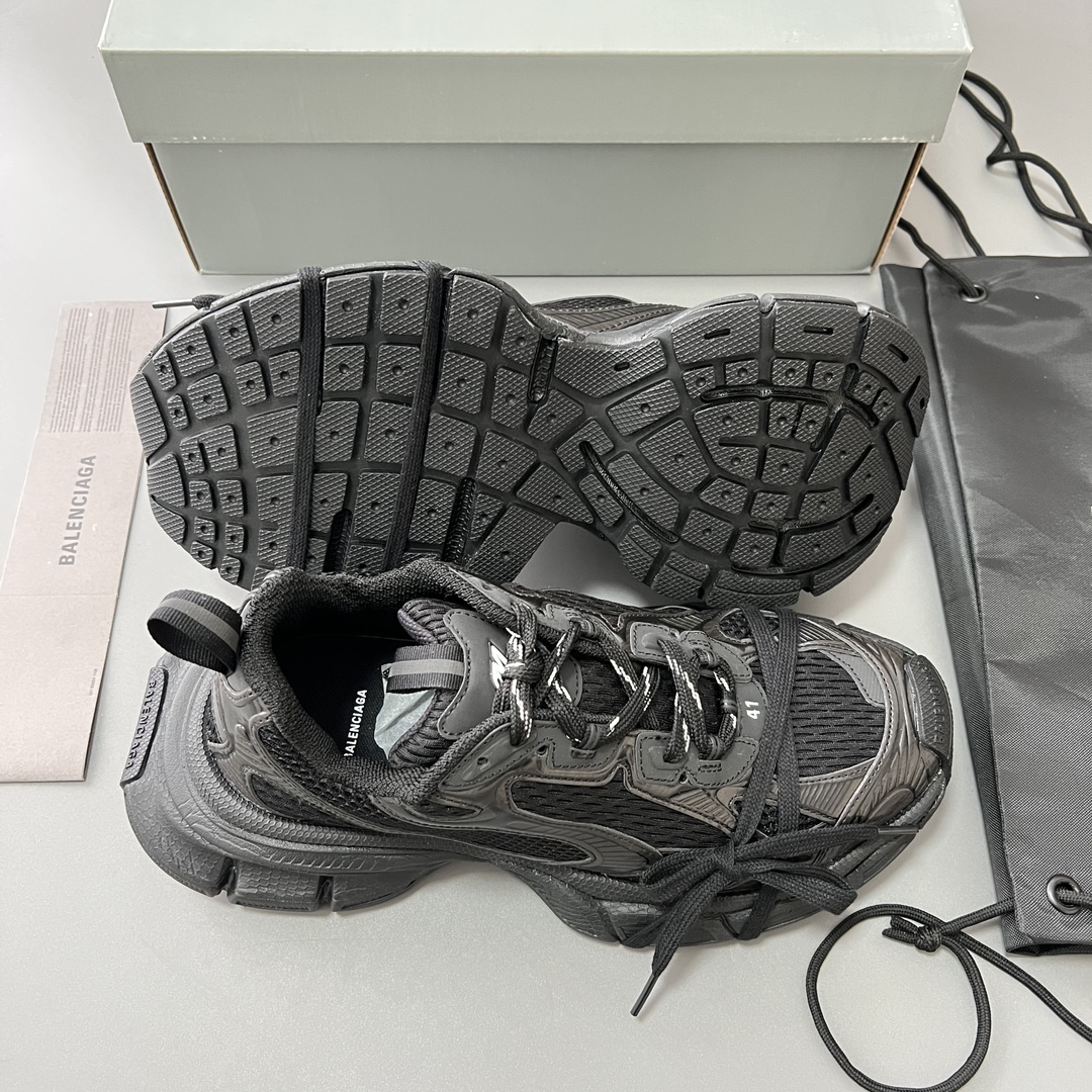 Balenciaga 纯 本Balenciaga Phantom Sneaker 巴黎世家全新做旧十代全黑潮流跑鞋 在延续 Track Trainer 户外轮廓和复杂鞋面结构的同时
