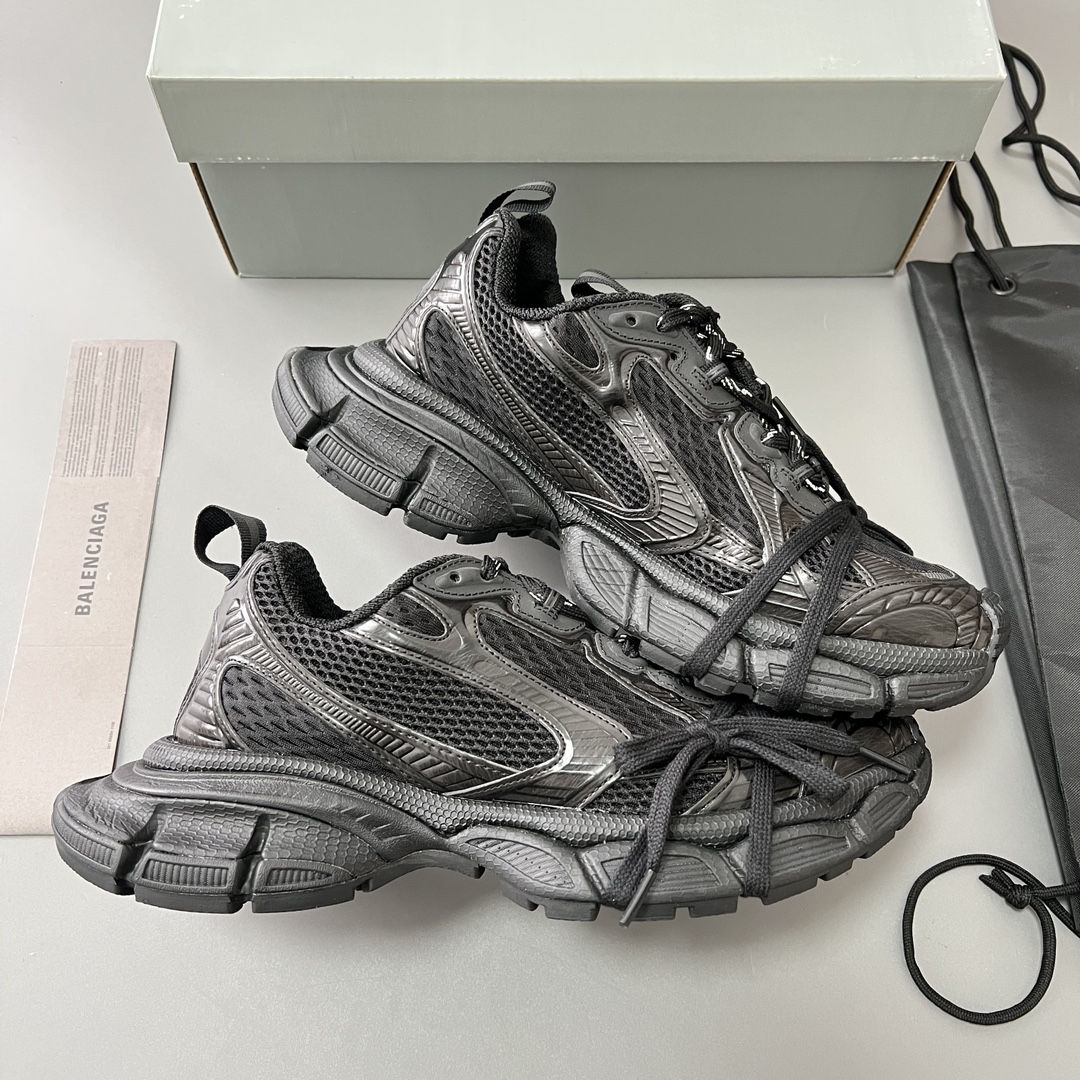 Balenciaga 纯 本Balenciaga Phantom Sneaker 巴黎世家全新做旧十代全黑潮流跑鞋 在延续 Track Trainer 户外轮廓和复杂鞋面结构的同时