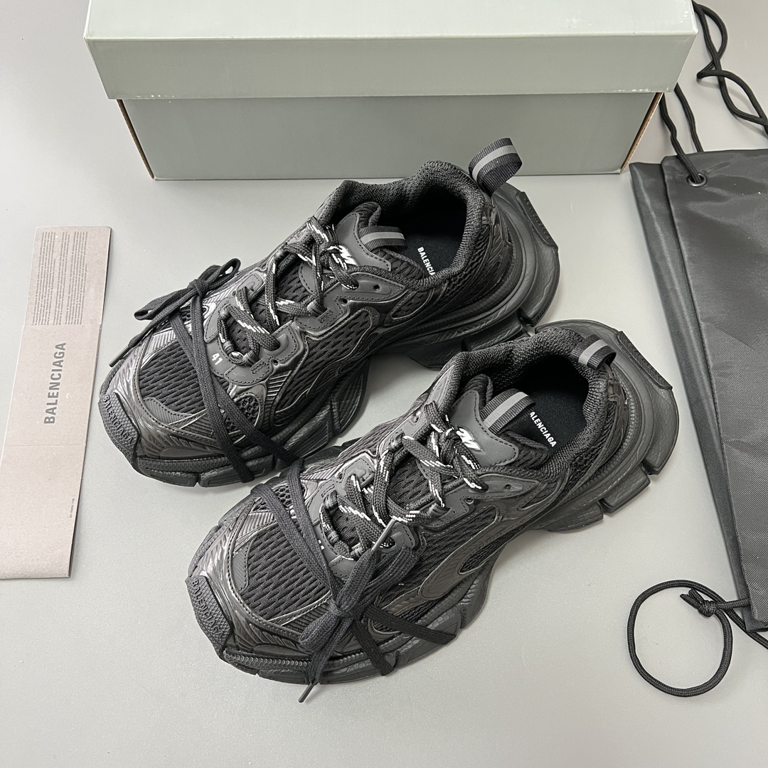 Balenciaga 纯 本Balenciaga Phantom Sneaker 巴黎世家全新做旧十代全黑潮流跑鞋 在延续 Track Trainer 户外轮廓和复杂鞋面结构的同时
