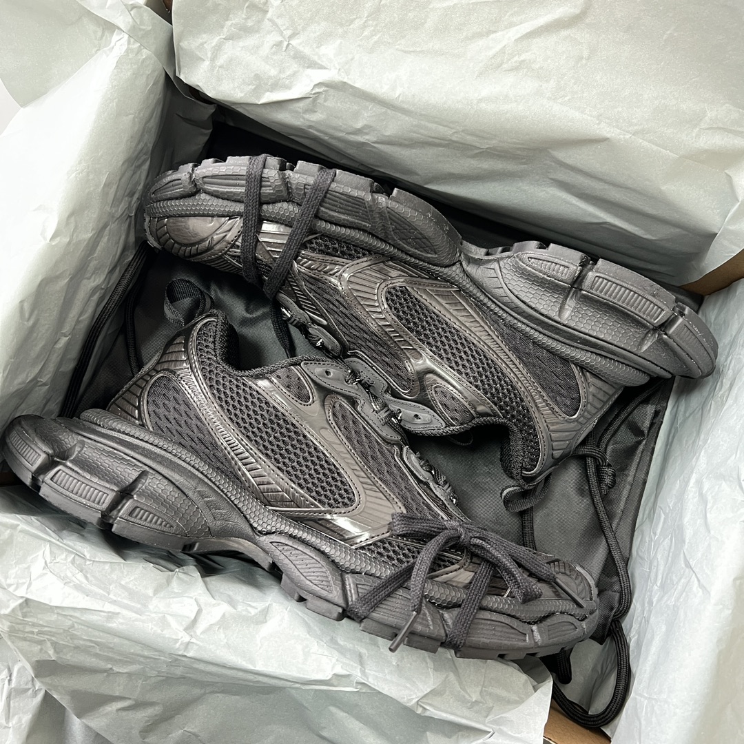 Balenciaga 纯 本Balenciaga Phantom Sneaker 巴黎世家全新做旧十代全黑潮流跑鞋 在延续 Track Trainer 户外轮廓和复杂鞋面结构的同时