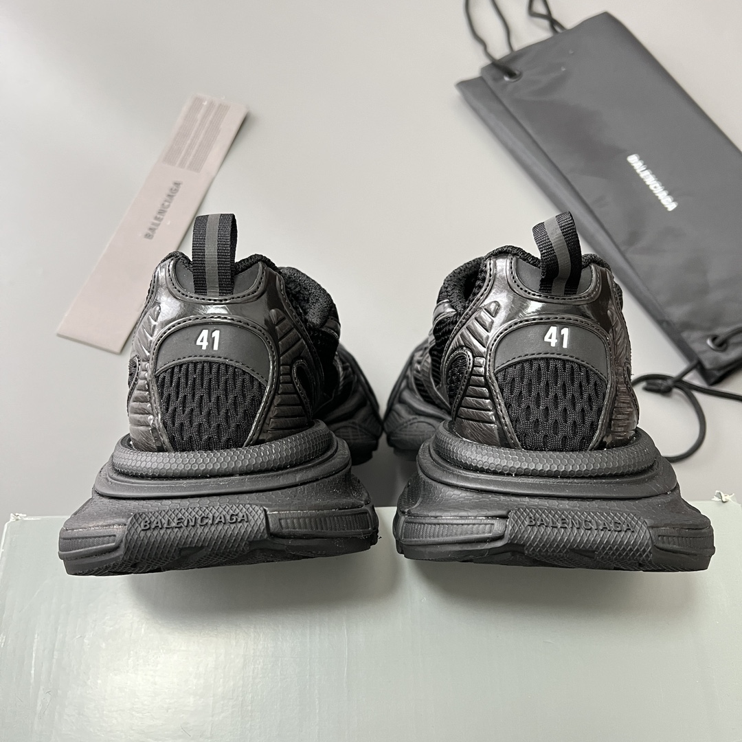 Balenciaga 纯 本Balenciaga Phantom Sneaker 巴黎世家全新做旧十代全黑潮流跑鞋 在延续 Track Trainer 户外轮廓和复杂鞋面结构的同时
